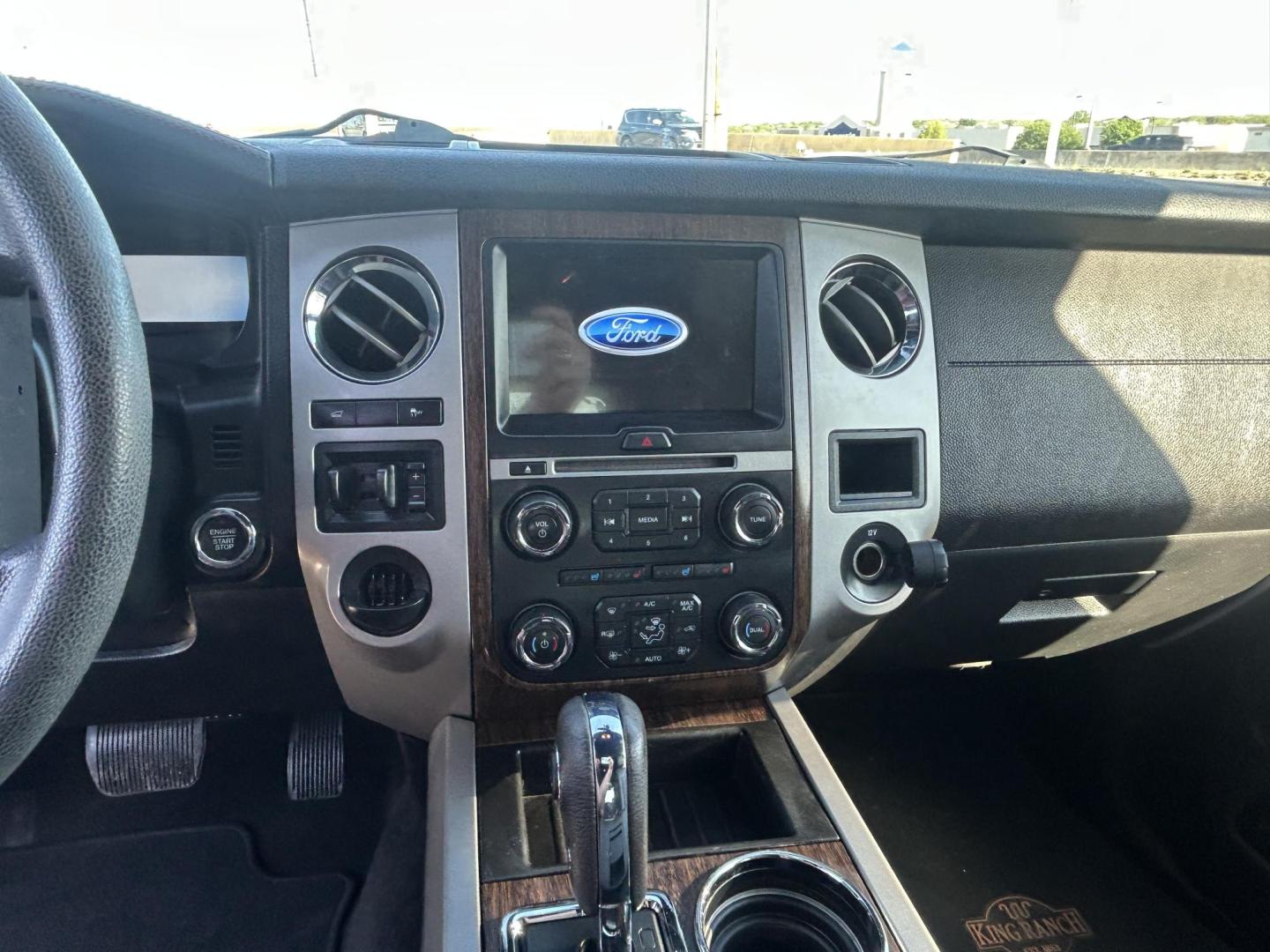 2017 White Ford Expedition XLT 2WD (1FMJU1HT2HE) with an 3.5L V6 DOHC 24V FFV engine, 6A transmission, located at 1687 Business 35 S, New Braunfels, TX, 78130, (830) 625-7159, 29.655487, -98.051491 - Photo#14