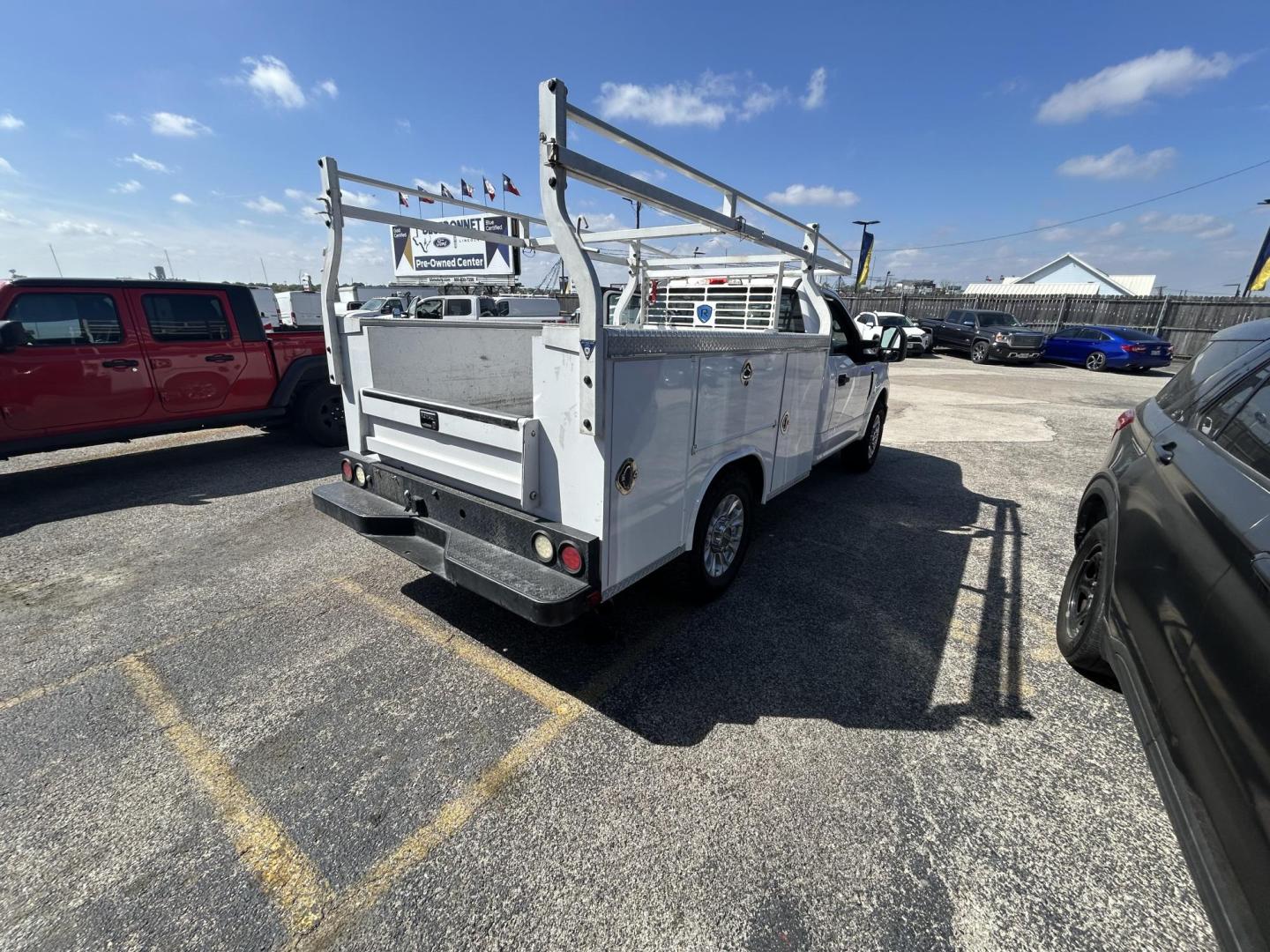 2021 Ford F-250 SD XL 2WD (1FDBF2A68ME) with an 6.2L V8 OHV 16V engine, 6A transmission, located at 1687 Business 35 S, New Braunfels, TX, 78130, (830) 625-7159, 29.655487, -98.051491 - Photo#2