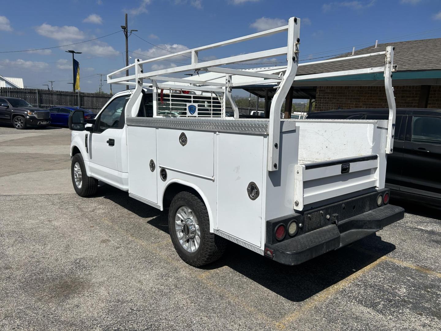 2021 Ford F-250 SD XL 2WD (1FDBF2A68ME) with an 6.2L V8 OHV 16V engine, 6A transmission, located at 1687 Business 35 S, New Braunfels, TX, 78130, (830) 625-7159, 29.655487, -98.051491 - Photo#3