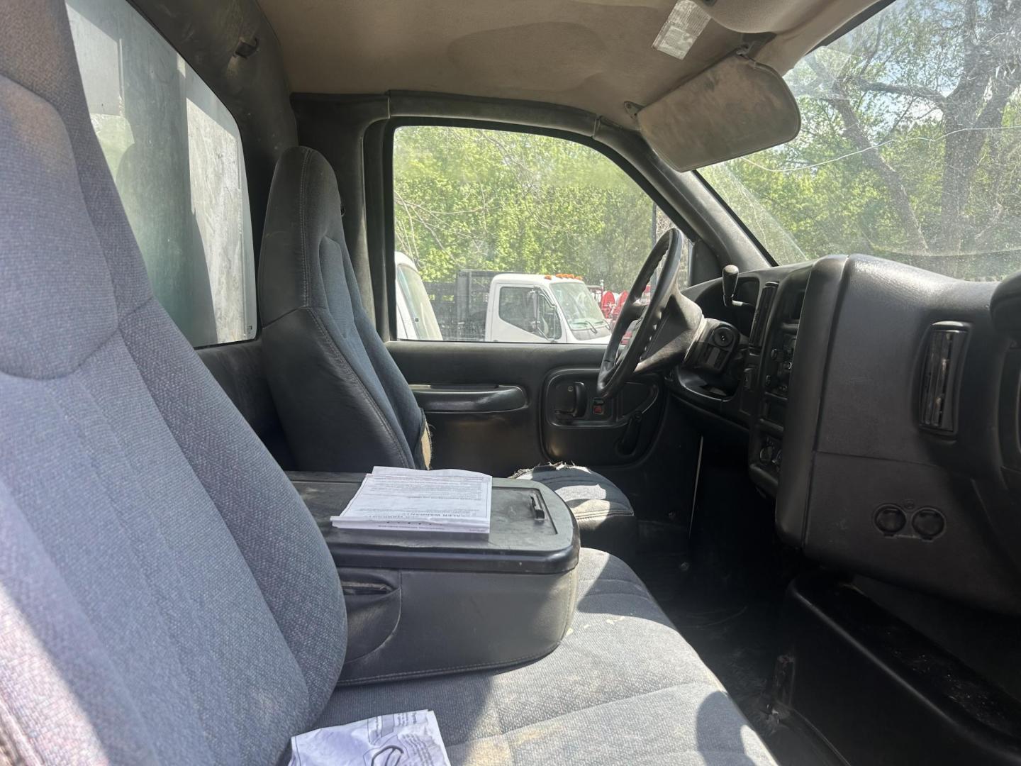 2006 White Chevrolet C6C042 - (1GBJ6C1376F) with an 7.8L L6 TURBO DIESEL engine, located at 1687 Business 35 S, New Braunfels, TX, 78130, (830) 625-7159, 29.655487, -98.051491 - Photo#2