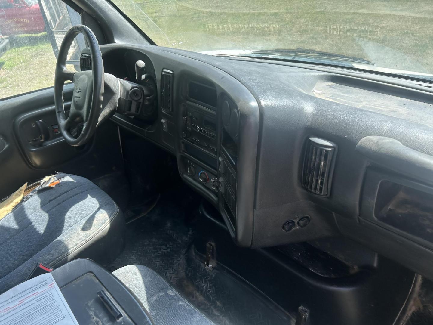 2006 White Chevrolet C6C042 - (1GBJ6C1376F) with an 7.8L L6 TURBO DIESEL engine, located at 1687 Business 35 S, New Braunfels, TX, 78130, (830) 625-7159, 29.655487, -98.051491 - Photo#4