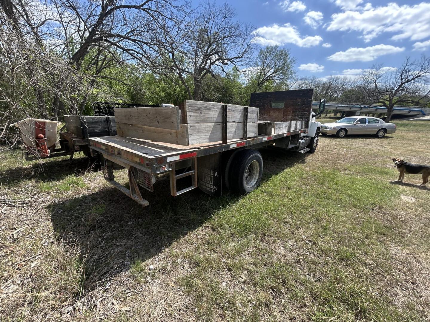 2006 White Chevrolet C6C042 - (1GBJ6C1376F) with an 7.8L L6 TURBO DIESEL engine, located at 1687 Business 35 S, New Braunfels, TX, 78130, (830) 625-7159, 29.655487, -98.051491 - Photo#5