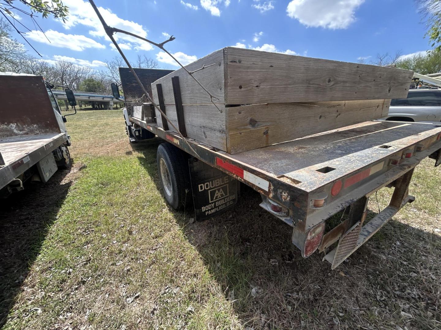 2006 White Chevrolet C6C042 - (1GBJ6C1376F) with an 7.8L L6 TURBO DIESEL engine, located at 1687 Business 35 S, New Braunfels, TX, 78130, (830) 625-7159, 29.655487, -98.051491 - Photo#7