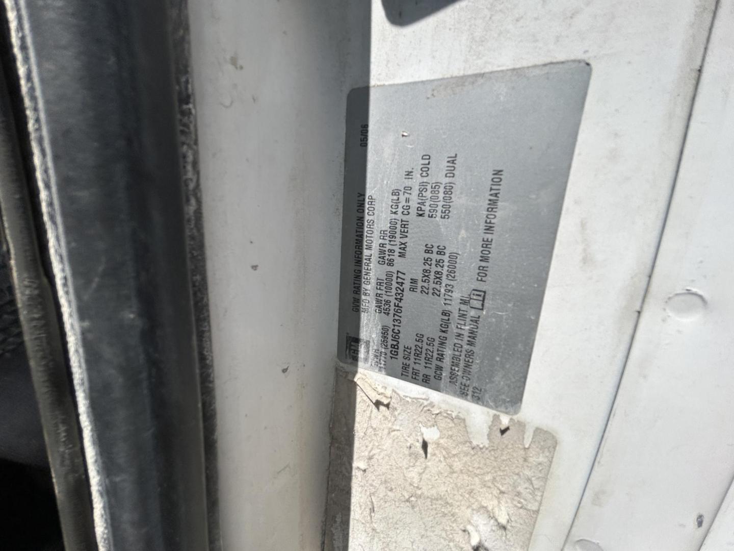 2006 White Chevrolet C6C042 - (1GBJ6C1376F) with an 7.8L L6 TURBO DIESEL engine, located at 1687 Business 35 S, New Braunfels, TX, 78130, (830) 625-7159, 29.655487, -98.051491 - Photo#10