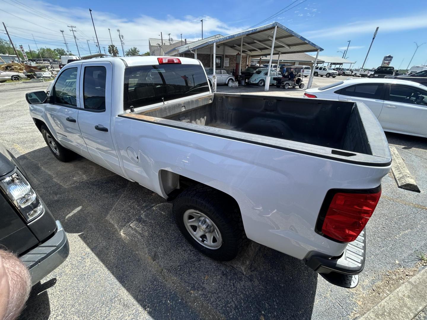 2019 White Chevrolet Silverado 1500 Work Truck Double Cab 2WD (2GCRCNEC8K1) with an 5.3L V8 OHV 16V engine, 6A transmission, located at 1687 Business 35 S, New Braunfels, TX, 78130, (830) 625-7159, 29.655487, -98.051491 - Photo#5