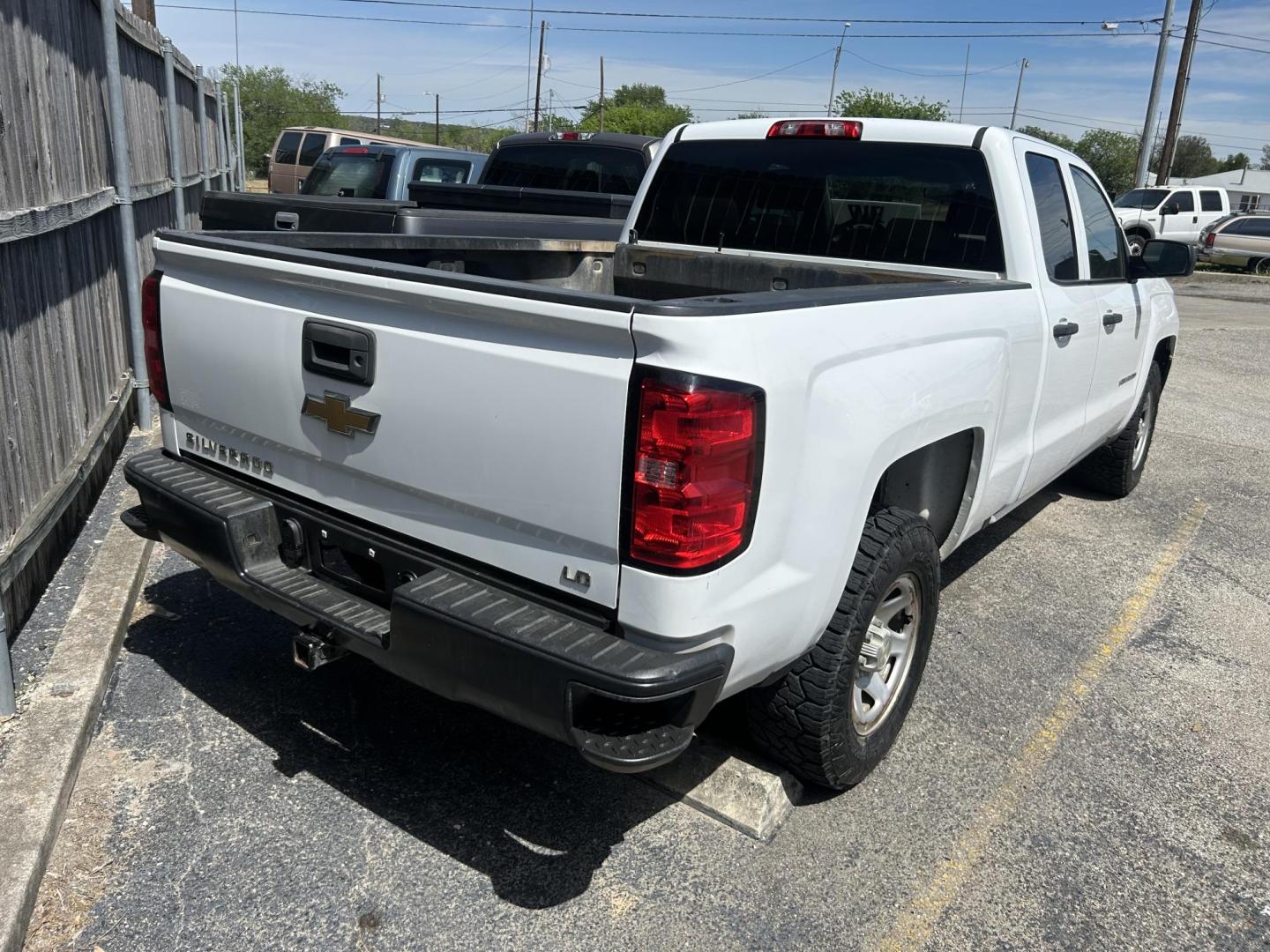 2019 White Chevrolet Silverado 1500 Work Truck Double Cab 2WD (2GCRCNEC8K1) with an 5.3L V8 OHV 16V engine, 6A transmission, located at 1687 Business 35 S, New Braunfels, TX, 78130, (830) 625-7159, 29.655487, -98.051491 - Photo#4