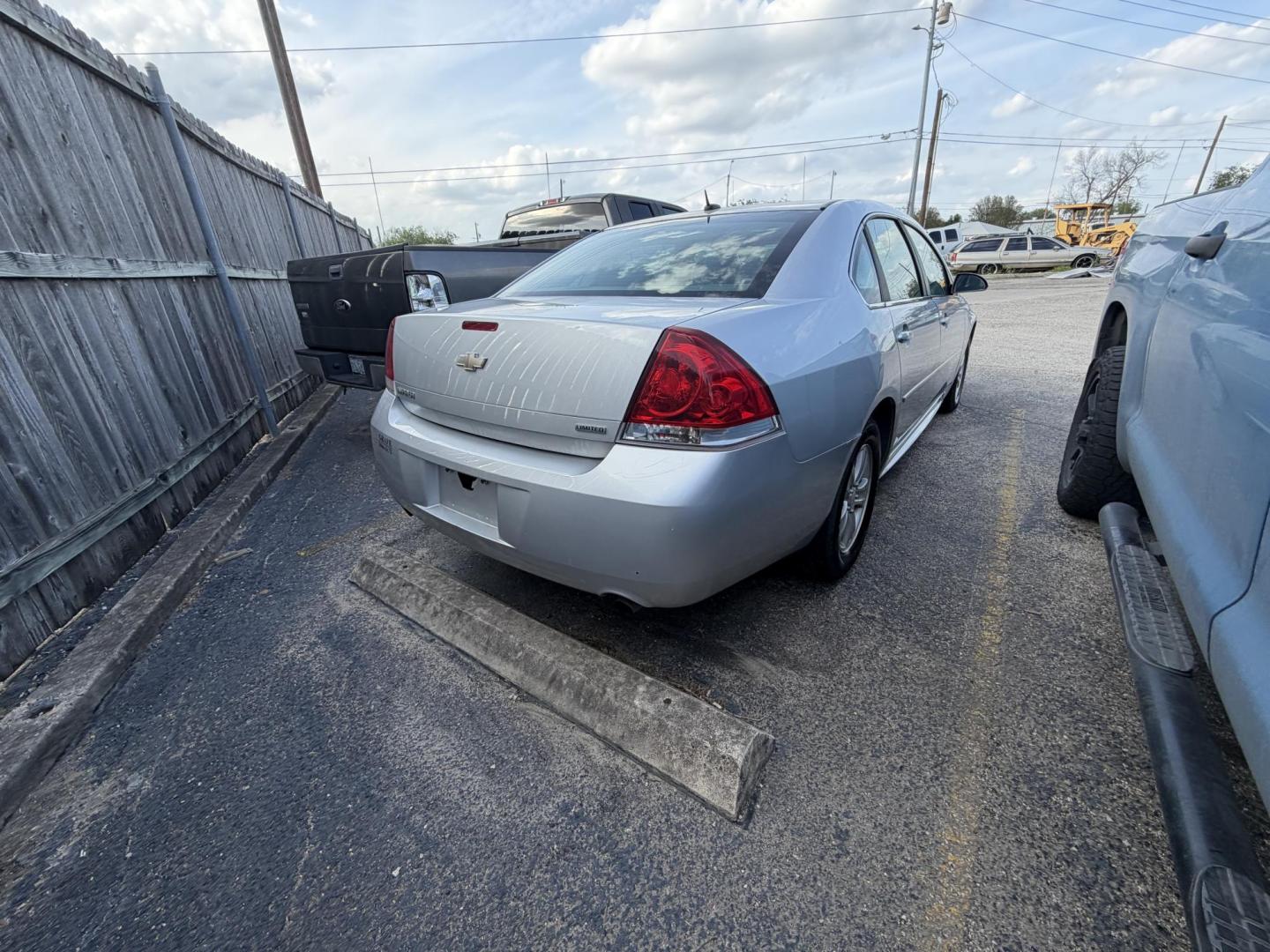 2014 Chevrolet Impala LS (2G1WA5E39E1) with an 3.6L V6 DOHC 16V FFV engine, 6-Speed Automatic transmission, located at 1687 Business 35 S, New Braunfels, TX, 78130, (830) 625-7159, 29.655487, -98.051491 - Photo#5