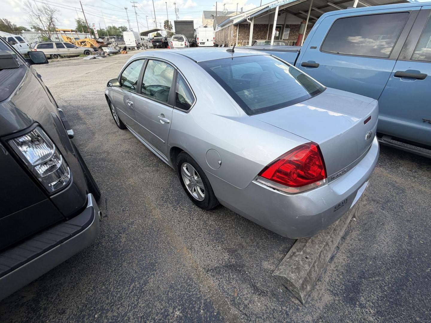 2014 Chevrolet Impala LS (2G1WA5E39E1) with an 3.6L V6 DOHC 16V FFV engine, 6-Speed Automatic transmission, located at 1687 Business 35 S, New Braunfels, TX, 78130, (830) 625-7159, 29.655487, -98.051491 - Photo#7