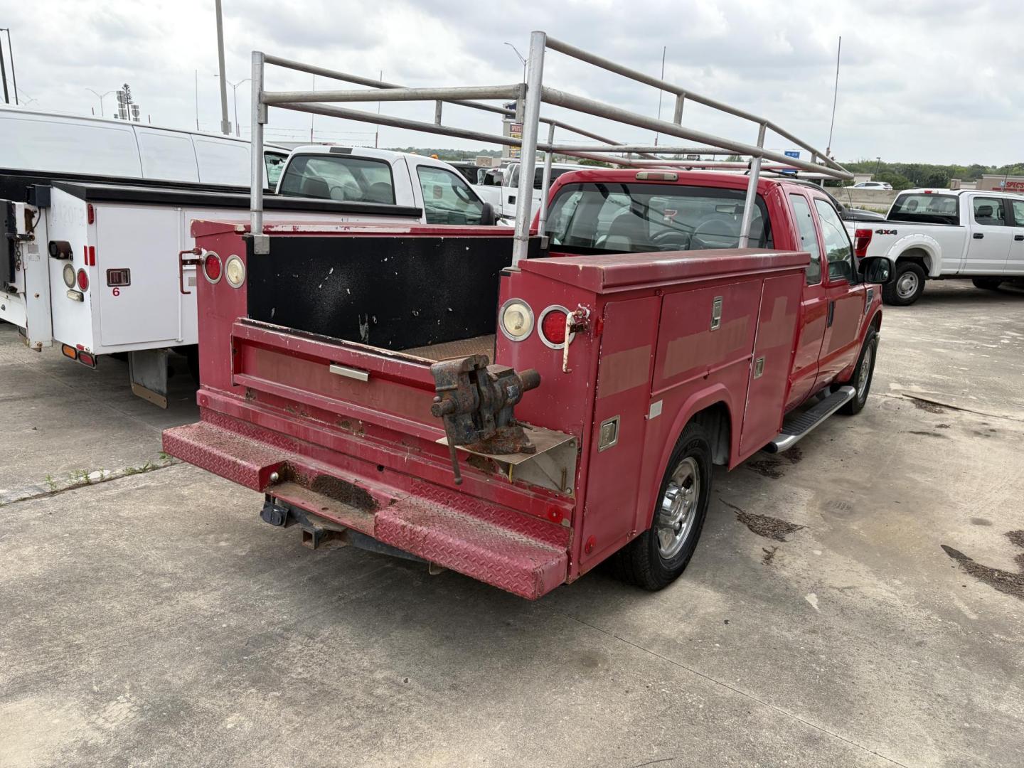 2008 Red Ford F-250 SD XL SuperCab 2WD (1FDSX20518E) with an 5.4L V8 SOHC 16V engine, located at 1687 Business 35 S, New Braunfels, TX, 78130, (830) 625-7159, 29.655487, -98.051491 - Photo#5