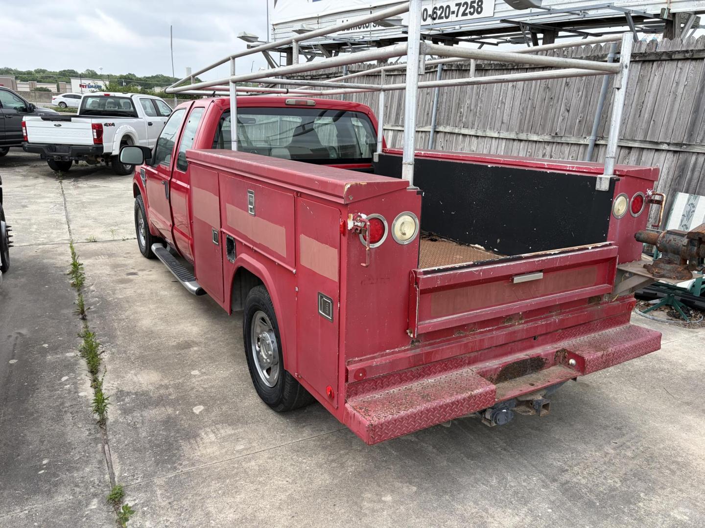 2008 Red Ford F-250 SD XL SuperCab 2WD (1FDSX20518E) with an 5.4L V8 SOHC 16V engine, located at 1687 Business 35 S, New Braunfels, TX, 78130, (830) 625-7159, 29.655487, -98.051491 - Photo#6