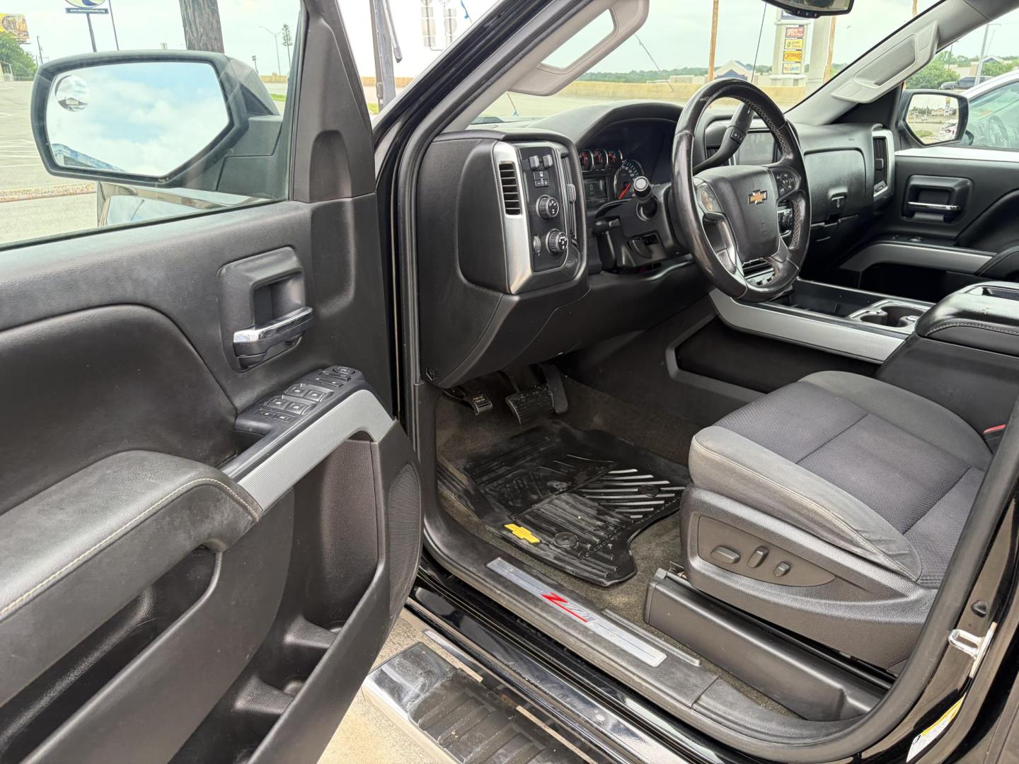 2015 Black Chevrolet Silverado 2500HD LT Crew Cab 6.5ft 4WD (1GC1KVEG5FF) with an 6.0L V8 OHV 16V FFV engine, 6-Speed Automatic transmission, located at 1687 Business 35 S, New Braunfels, TX, 78130, (830) 625-7159, 29.655487, -98.051491 - Photo#10