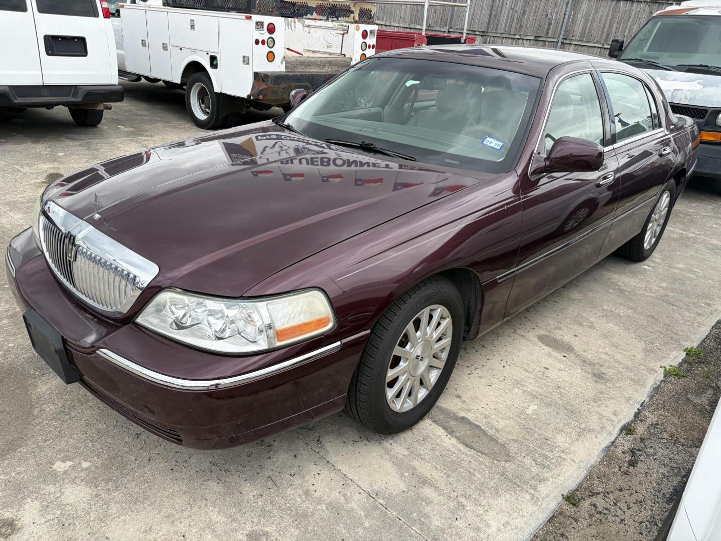 2006 Red Lincoln Town Car Signature (1LNHM81W06Y) with an 4.6L V8 SOHC 16V engine, 4-Speed Automatic Overdrive transmission, located at 1687 Business 35 S, New Braunfels, TX, 78130, (830) 625-7159, 29.655487, -98.051491 - Photo#0