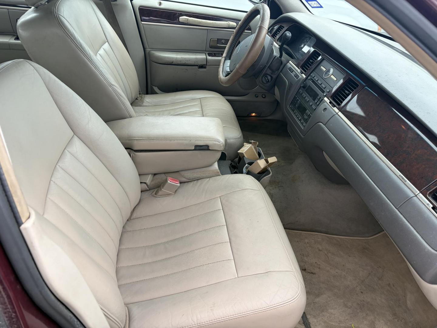 2006 Red Lincoln Town Car Signature (1LNHM81W06Y) with an 4.6L V8 SOHC 16V engine, 4-Speed Automatic Overdrive transmission, located at 1687 Business 35 S, New Braunfels, TX, 78130, (830) 625-7159, 29.655487, -98.051491 - Photo#2