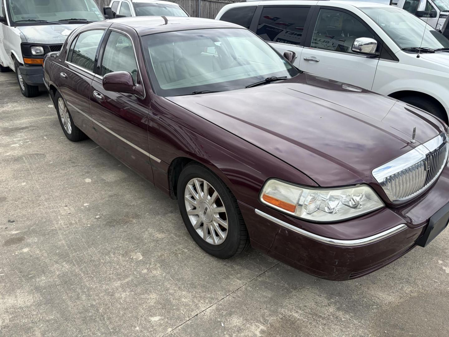 2006 Red Lincoln Town Car Signature (1LNHM81W06Y) with an 4.6L V8 SOHC 16V engine, 4-Speed Automatic Overdrive transmission, located at 1687 Business 35 S, New Braunfels, TX, 78130, (830) 625-7159, 29.655487, -98.051491 - Photo#1