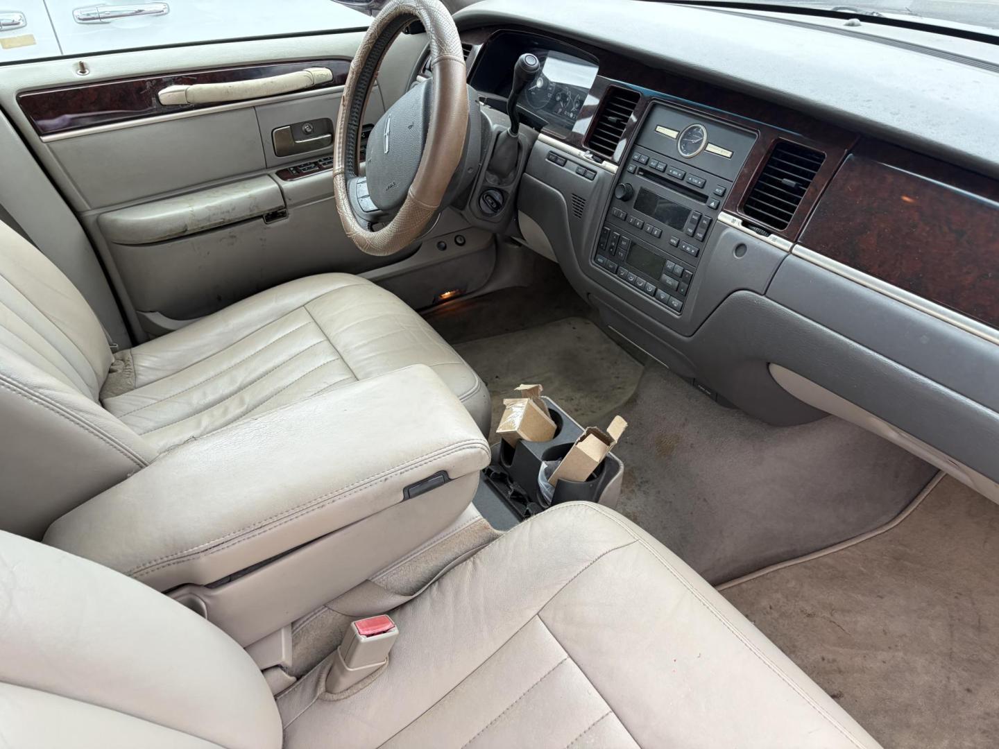 2006 Red Lincoln Town Car Signature (1LNHM81W06Y) with an 4.6L V8 SOHC 16V engine, 4-Speed Automatic Overdrive transmission, located at 1687 Business 35 S, New Braunfels, TX, 78130, (830) 625-7159, 29.655487, -98.051491 - Photo#3