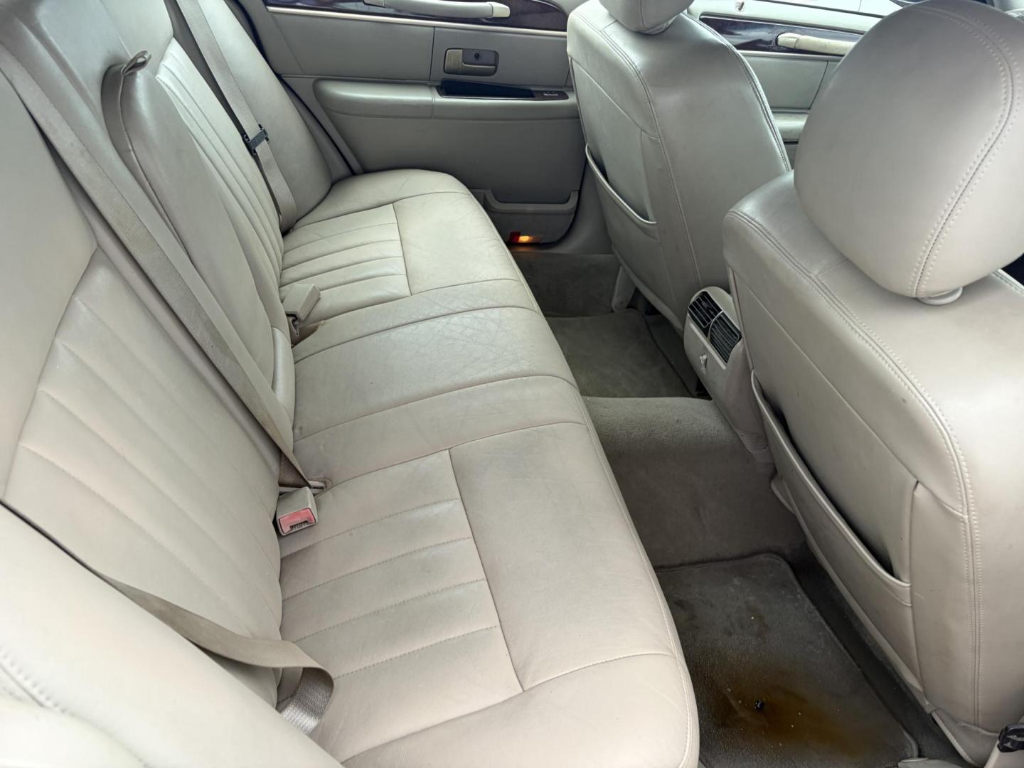 2006 Red Lincoln Town Car Signature (1LNHM81W06Y) with an 4.6L V8 SOHC 16V engine, 4-Speed Automatic Overdrive transmission, located at 1687 Business 35 S, New Braunfels, TX, 78130, (830) 625-7159, 29.655487, -98.051491 - Photo#4