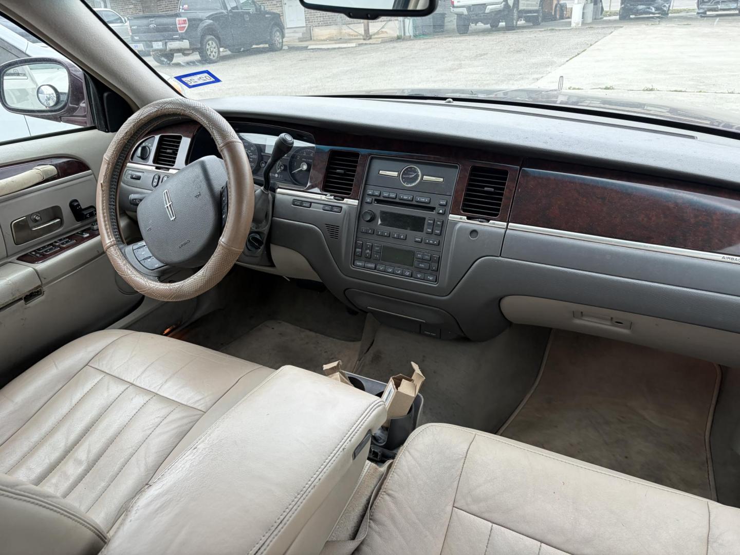 2006 Red Lincoln Town Car Signature (1LNHM81W06Y) with an 4.6L V8 SOHC 16V engine, 4-Speed Automatic Overdrive transmission, located at 1687 Business 35 S, New Braunfels, TX, 78130, (830) 625-7159, 29.655487, -98.051491 - Photo#5