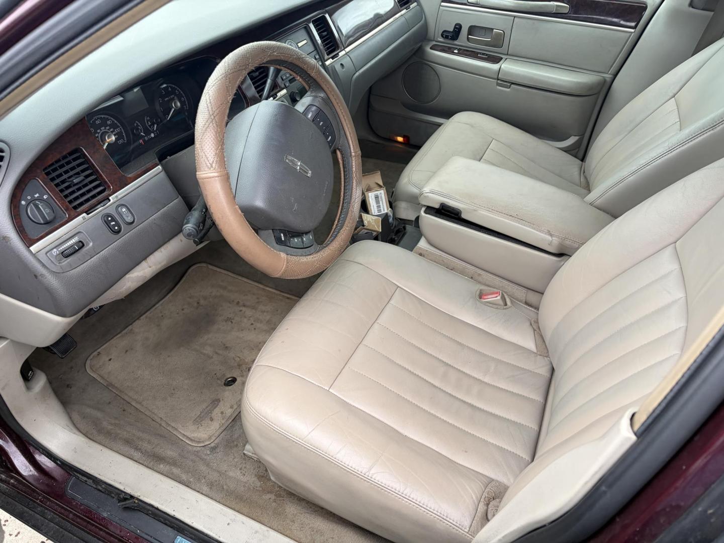 2006 Red Lincoln Town Car Signature (1LNHM81W06Y) with an 4.6L V8 SOHC 16V engine, 4-Speed Automatic Overdrive transmission, located at 1687 Business 35 S, New Braunfels, TX, 78130, (830) 625-7159, 29.655487, -98.051491 - Photo#8