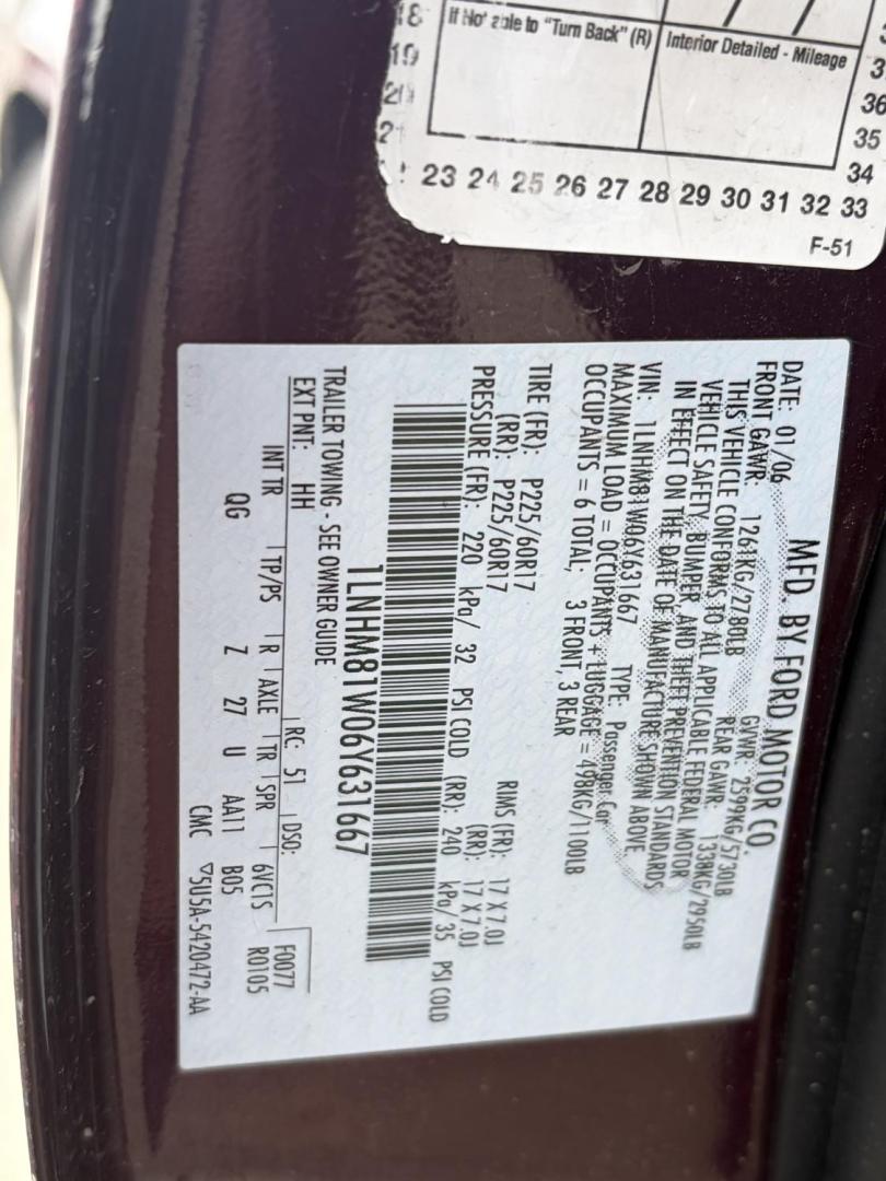 2006 Red Lincoln Town Car Signature (1LNHM81W06Y) with an 4.6L V8 SOHC 16V engine, 4-Speed Automatic Overdrive transmission, located at 1687 Business 35 S, New Braunfels, TX, 78130, (830) 625-7159, 29.655487, -98.051491 - Photo#9