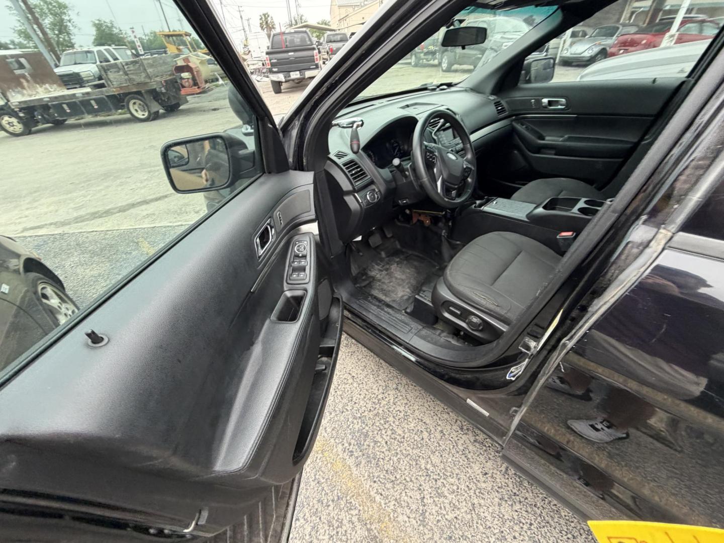 2017 Black Ford Explorer Police 4WD (1FM5K8AR8HG) with an 3.7L V6 DOHC 24V engine, 6A transmission, located at 1687 Business 35 S, New Braunfels, TX, 78130, (830) 625-7159, 29.655487, -98.051491 - Photo#7