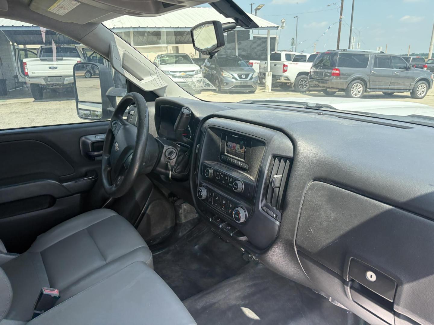 2015 White Chevrolet Silverado 2500HD Work Truck Long Box 2WD (1GB0CUEG8FZ) with an 6.0L V8 OHV 16V FFV engine, 6-Speed Automatic transmission, located at 1687 Business 35 S, New Braunfels, TX, 78130, (830) 625-7159, 29.655487, -98.051491 - Photo#3