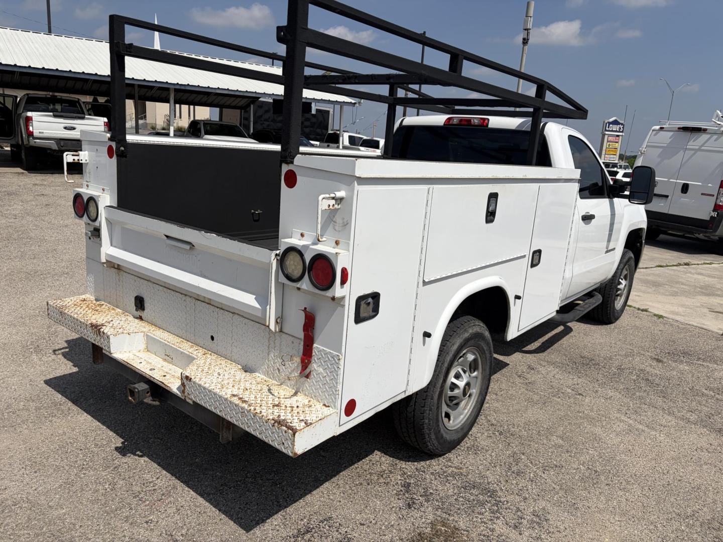 2015 White Chevrolet Silverado 2500HD Work Truck Long Box 2WD (1GB0CUEG8FZ) with an 6.0L V8 OHV 16V FFV engine, 6-Speed Automatic transmission, located at 1687 Business 35 S, New Braunfels, TX, 78130, (830) 625-7159, 29.655487, -98.051491 - Photo#4