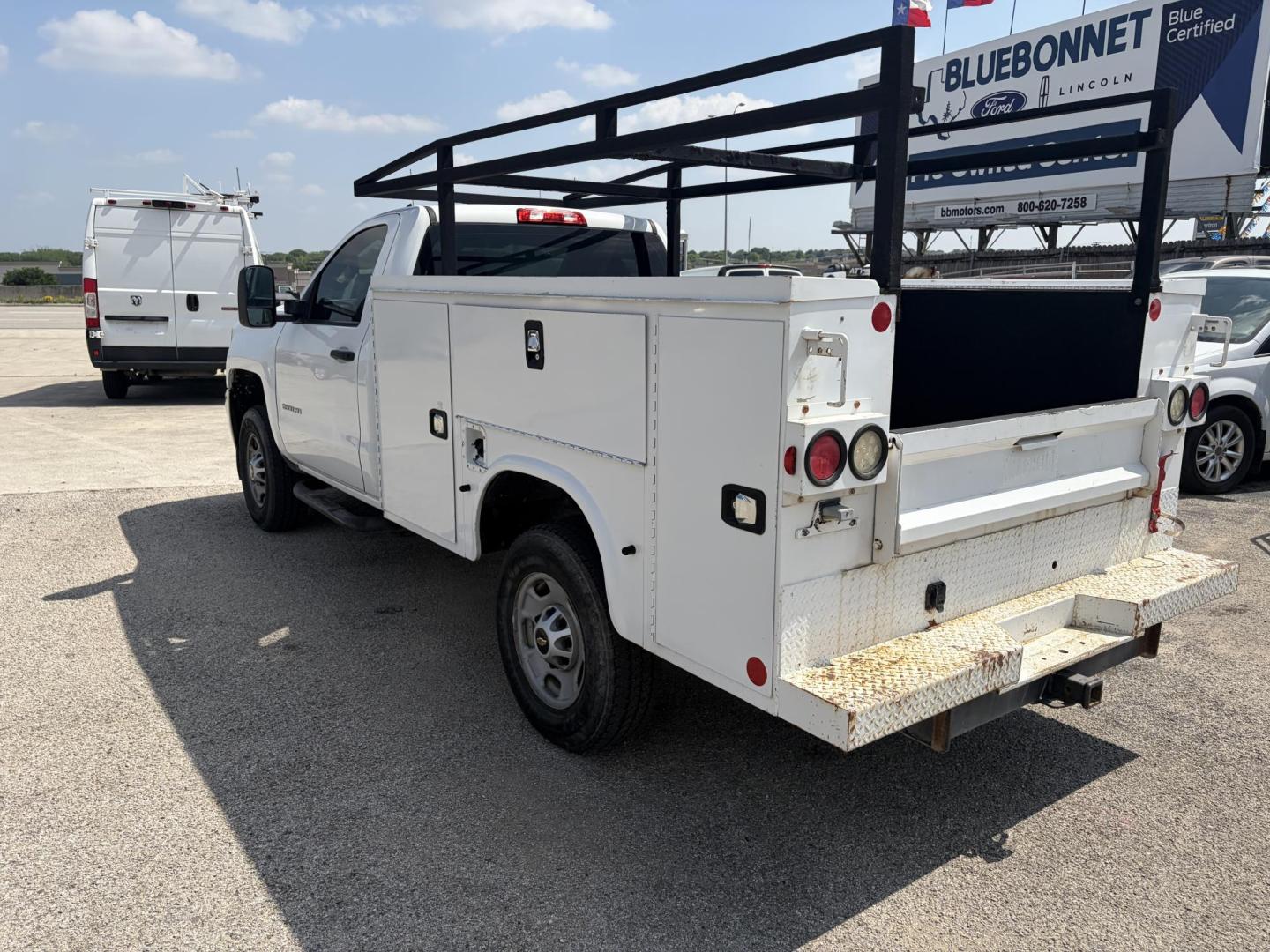 2015 White Chevrolet Silverado 2500HD Work Truck Long Box 2WD (1GB0CUEG8FZ) with an 6.0L V8 OHV 16V FFV engine, 6-Speed Automatic transmission, located at 1687 Business 35 S, New Braunfels, TX, 78130, (830) 625-7159, 29.655487, -98.051491 - Photo#6