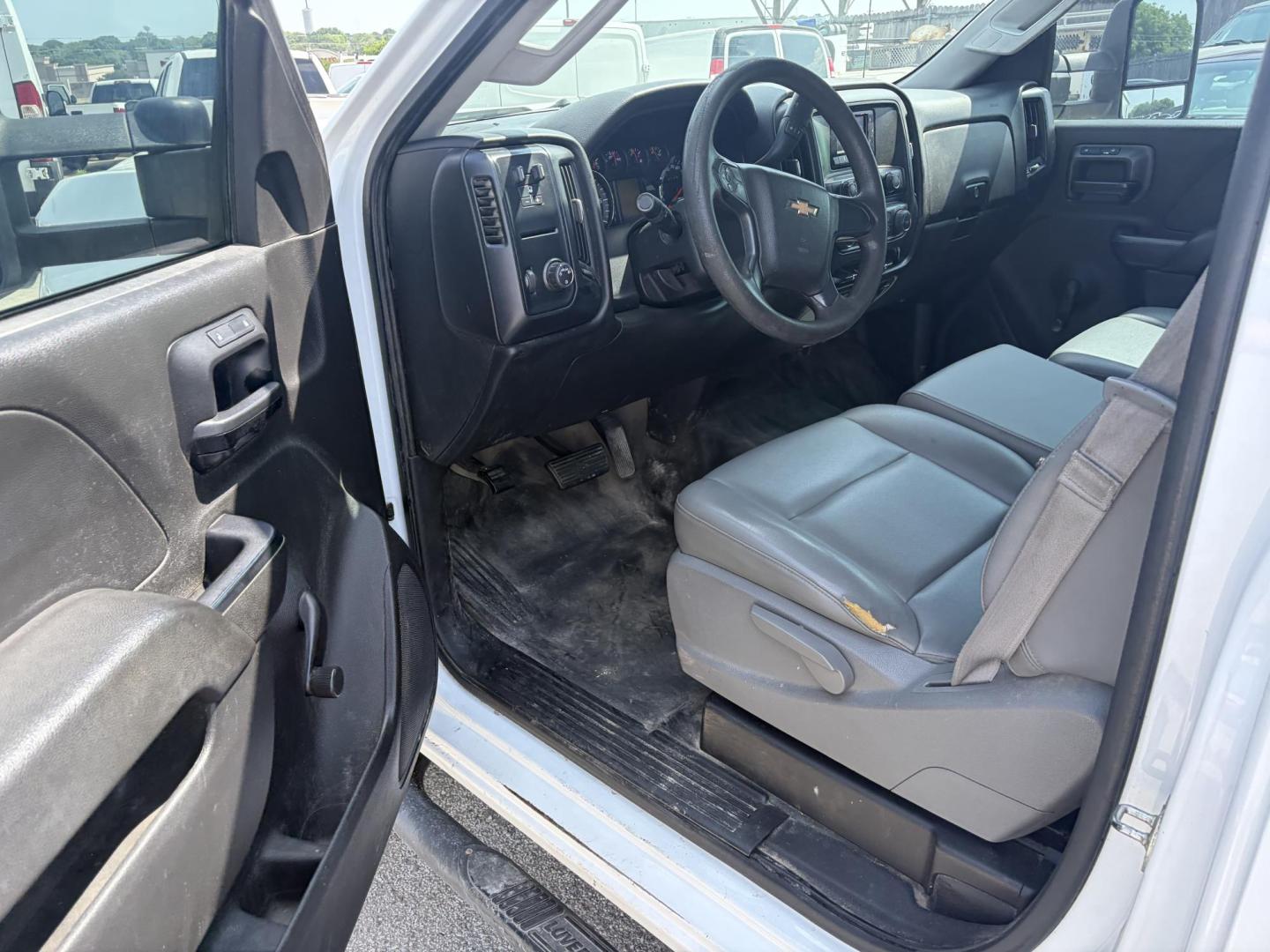 2015 White Chevrolet Silverado 2500HD Work Truck Long Box 2WD (1GB0CUEG8FZ) with an 6.0L V8 OHV 16V FFV engine, 6-Speed Automatic transmission, located at 1687 Business 35 S, New Braunfels, TX, 78130, (830) 625-7159, 29.655487, -98.051491 - Photo#7