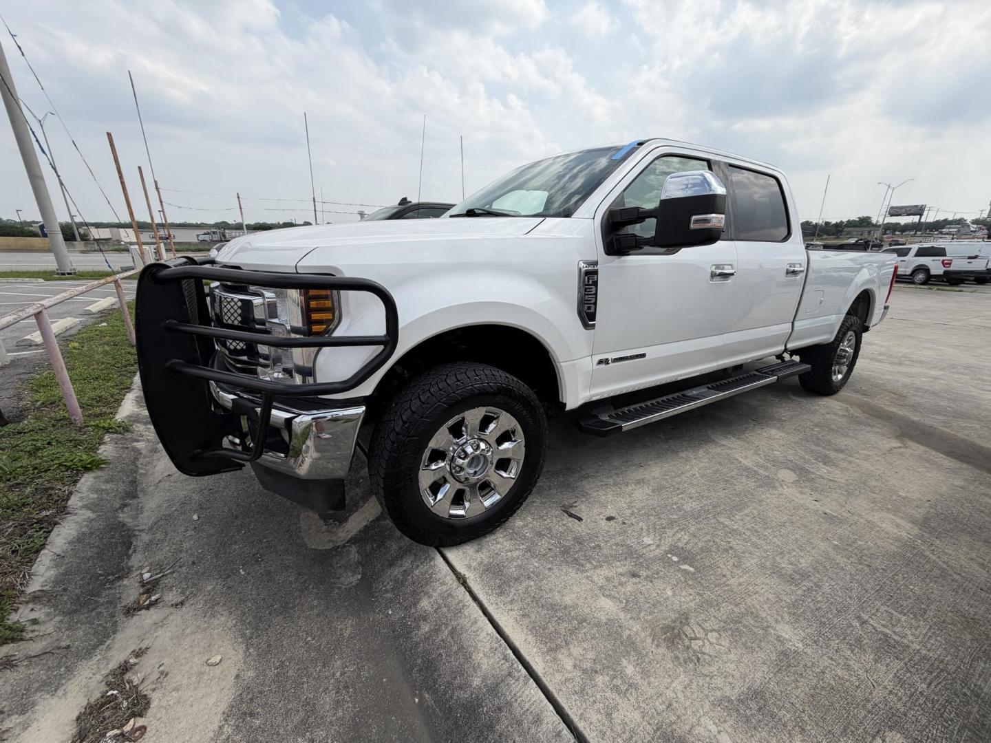 2018 White Ford F-350 SD Lariat Crew Cab 4WD (1FT8W3BT0JE) with an 6.7L V8 OHV 16V DIESEL engine, 6A transmission, located at 1687 Business 35 S, New Braunfels, TX, 78130, (830) 625-7159, 29.655487, -98.051491 - Photo#0