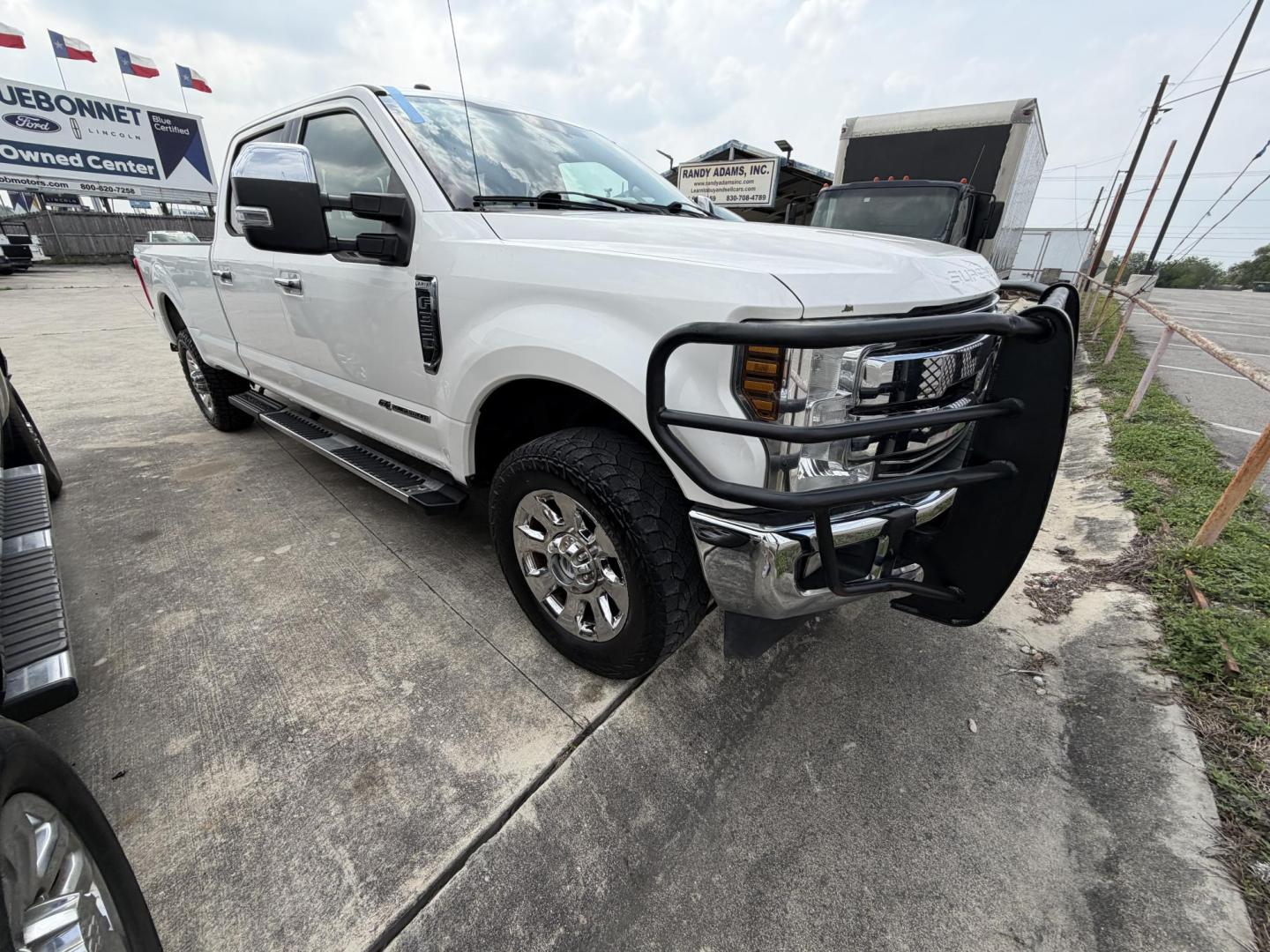 2018 White Ford F-350 SD Lariat Crew Cab 4WD (1FT8W3BT0JE) with an 6.7L V8 OHV 16V DIESEL engine, 6A transmission, located at 1687 Business 35 S, New Braunfels, TX, 78130, (830) 625-7159, 29.655487, -98.051491 - Photo#1