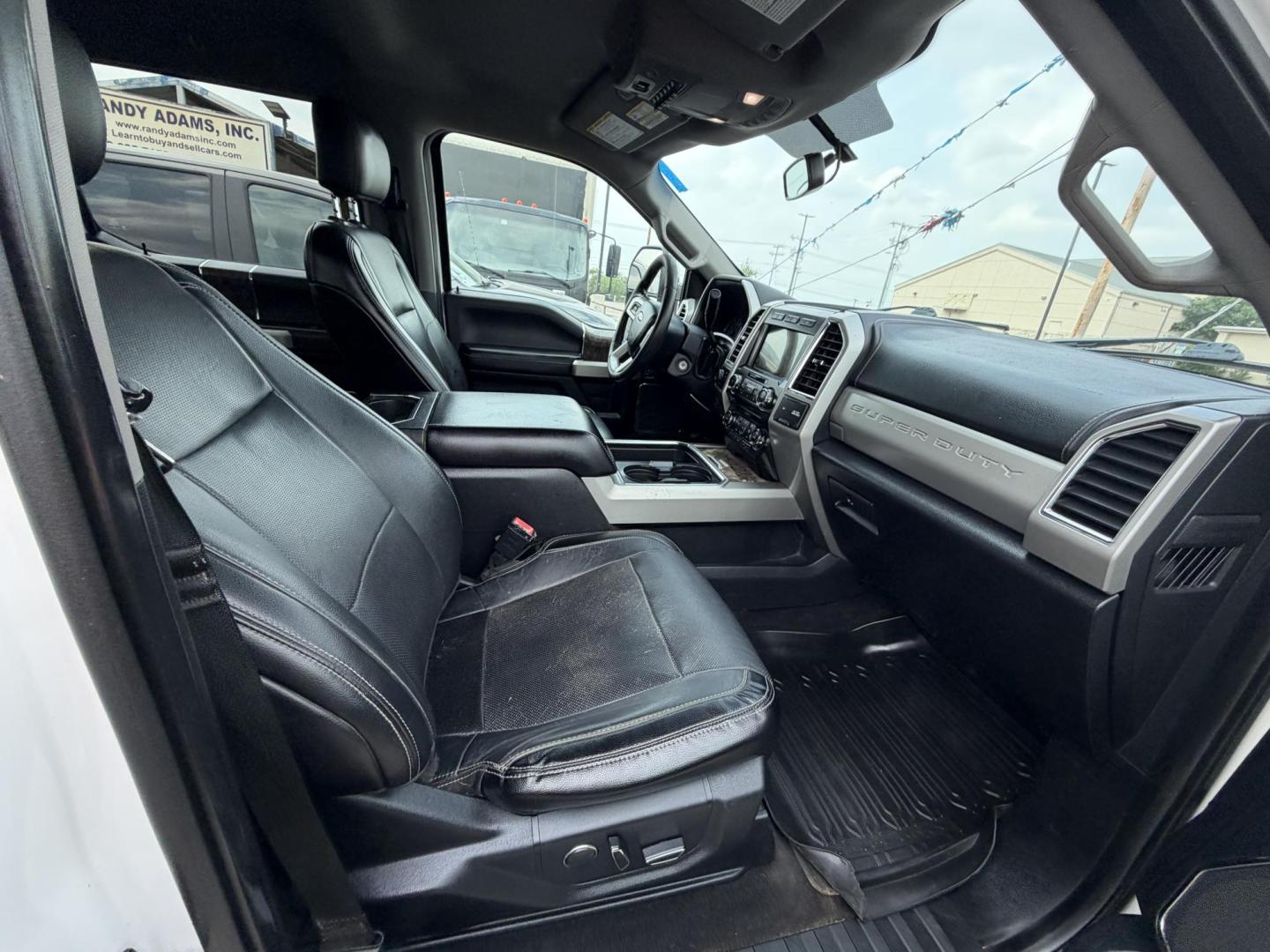 2018 White Ford F-350 SD Lariat Crew Cab 4WD (1FT8W3BT0JE) with an 6.7L V8 OHV 16V DIESEL engine, 6A transmission, located at 1687 Business 35 S, New Braunfels, TX, 78130, (830) 625-7159, 29.655487, -98.051491 - Photo#4