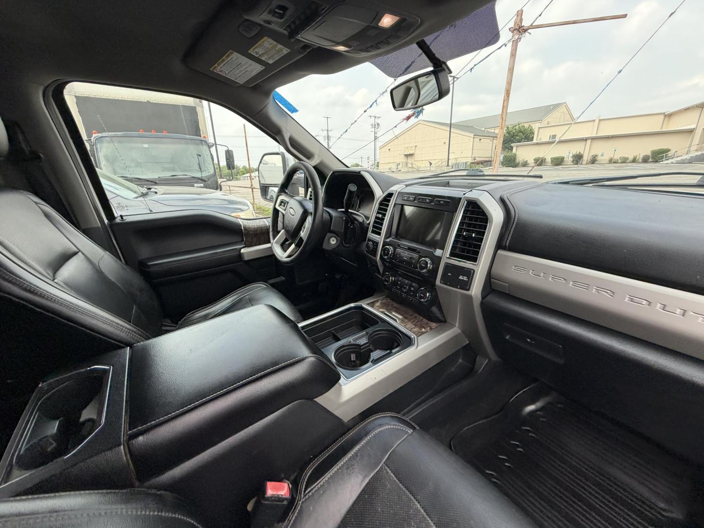 2018 White Ford F-350 SD Lariat Crew Cab 4WD (1FT8W3BT0JE) with an 6.7L V8 OHV 16V DIESEL engine, 6A transmission, located at 1687 Business 35 S, New Braunfels, TX, 78130, (830) 625-7159, 29.655487, -98.051491 - Photo#7
