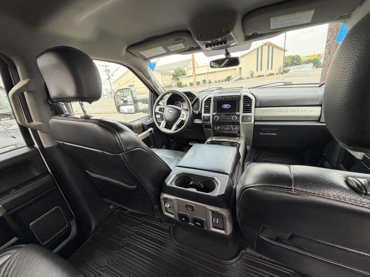 2018 White Ford F-350 SD Lariat Crew Cab 4WD (1FT8W3BT0JE) with an 6.7L V8 OHV 16V DIESEL engine, 6A transmission, located at 1687 Business 35 S, New Braunfels, TX, 78130, (830) 625-7159, 29.655487, -98.051491 - Photo#6