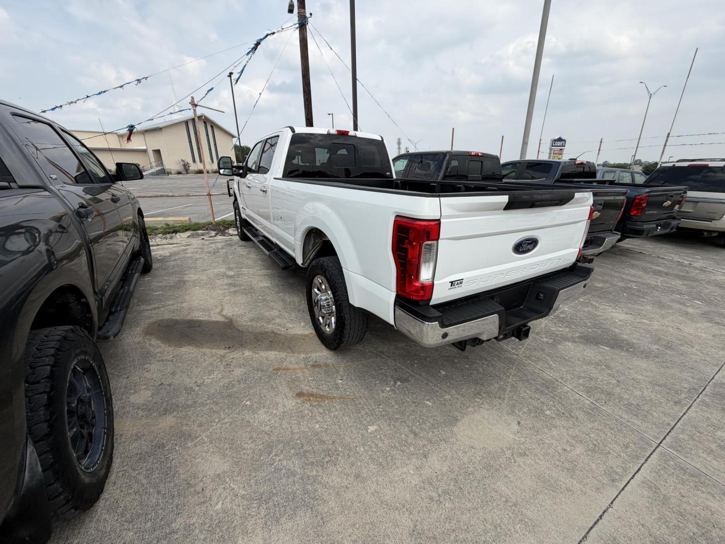 2018 White Ford F-350 SD Lariat Crew Cab 4WD (1FT8W3BT0JE) with an 6.7L V8 OHV 16V DIESEL engine, 6A transmission, located at 1687 Business 35 S, New Braunfels, TX, 78130, (830) 625-7159, 29.655487, -98.051491 - Photo#10