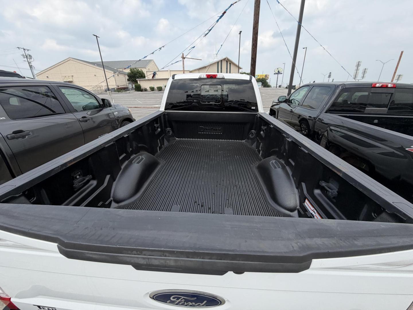 2018 White Ford F-350 SD Lariat Crew Cab 4WD (1FT8W3BT0JE) with an 6.7L V8 OHV 16V DIESEL engine, 6A transmission, located at 1687 Business 35 S, New Braunfels, TX, 78130, (830) 625-7159, 29.655487, -98.051491 - Photo#9
