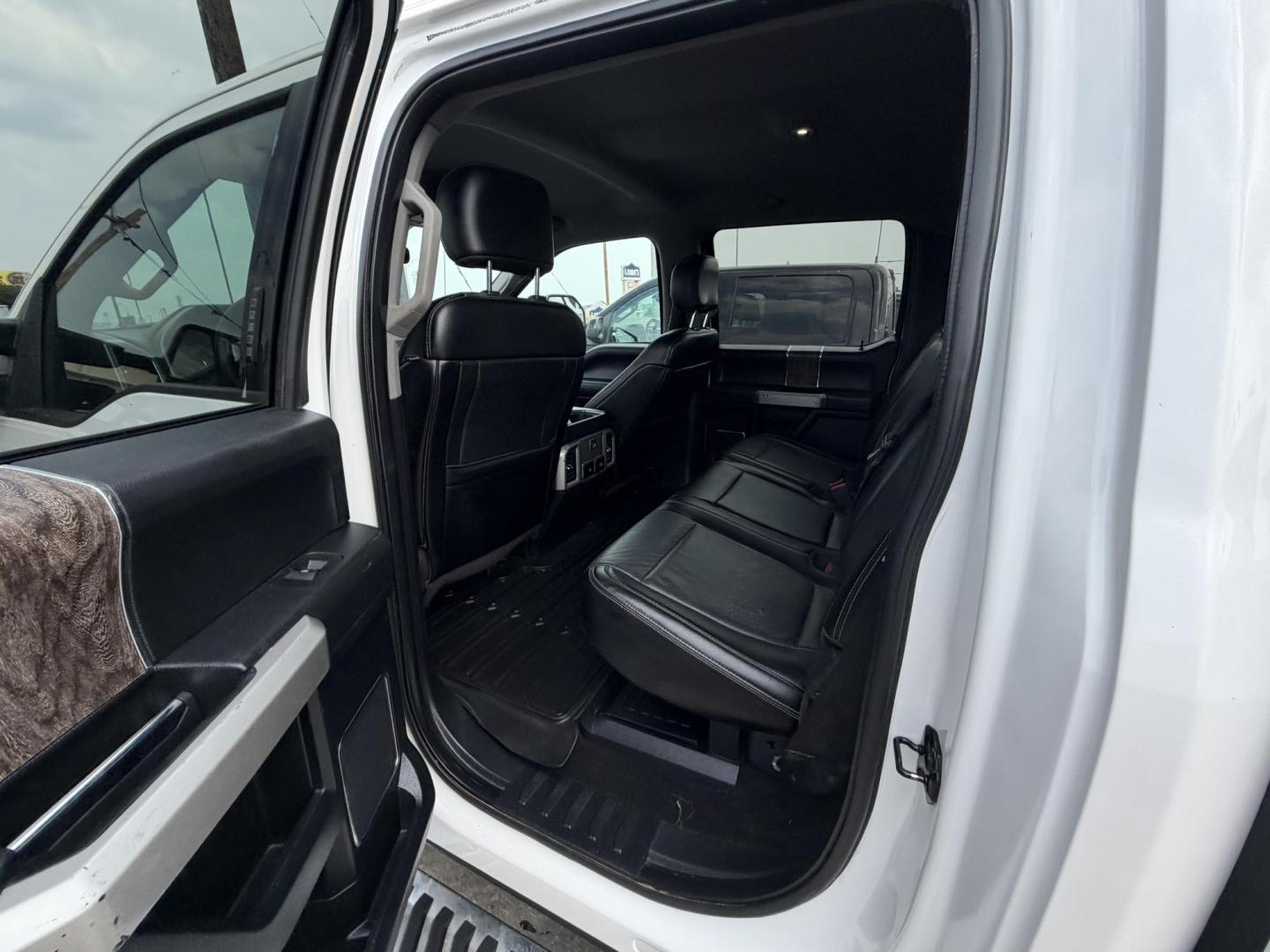 2018 White Ford F-350 SD Lariat Crew Cab 4WD (1FT8W3BT0JE) with an 6.7L V8 OHV 16V DIESEL engine, 6A transmission, located at 1687 Business 35 S, New Braunfels, TX, 78130, (830) 625-7159, 29.655487, -98.051491 - Photo#11