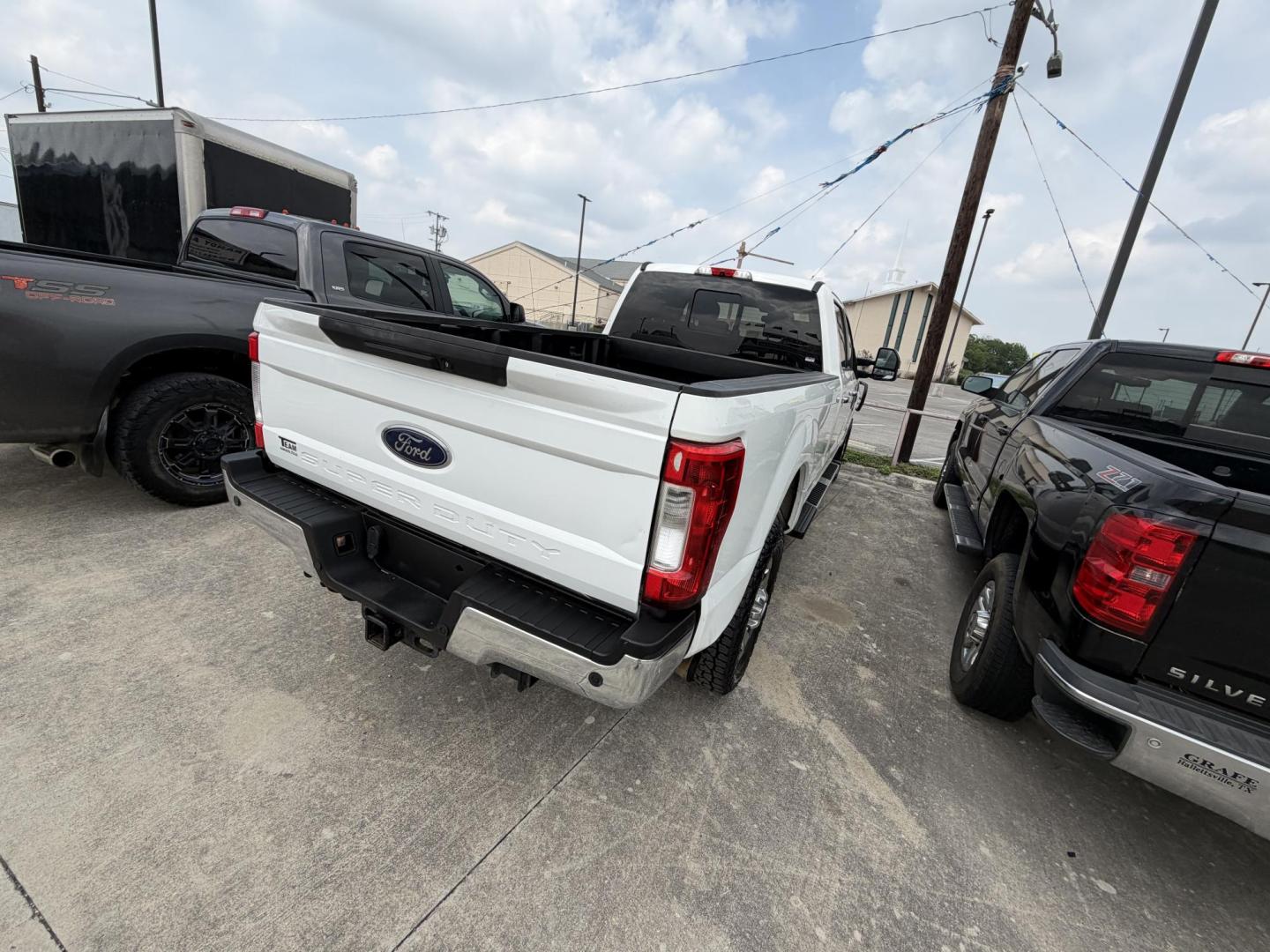 2018 White Ford F-350 SD Lariat Crew Cab 4WD (1FT8W3BT0JE) with an 6.7L V8 OHV 16V DIESEL engine, 6A transmission, located at 1687 Business 35 S, New Braunfels, TX, 78130, (830) 625-7159, 29.655487, -98.051491 - Photo#8
