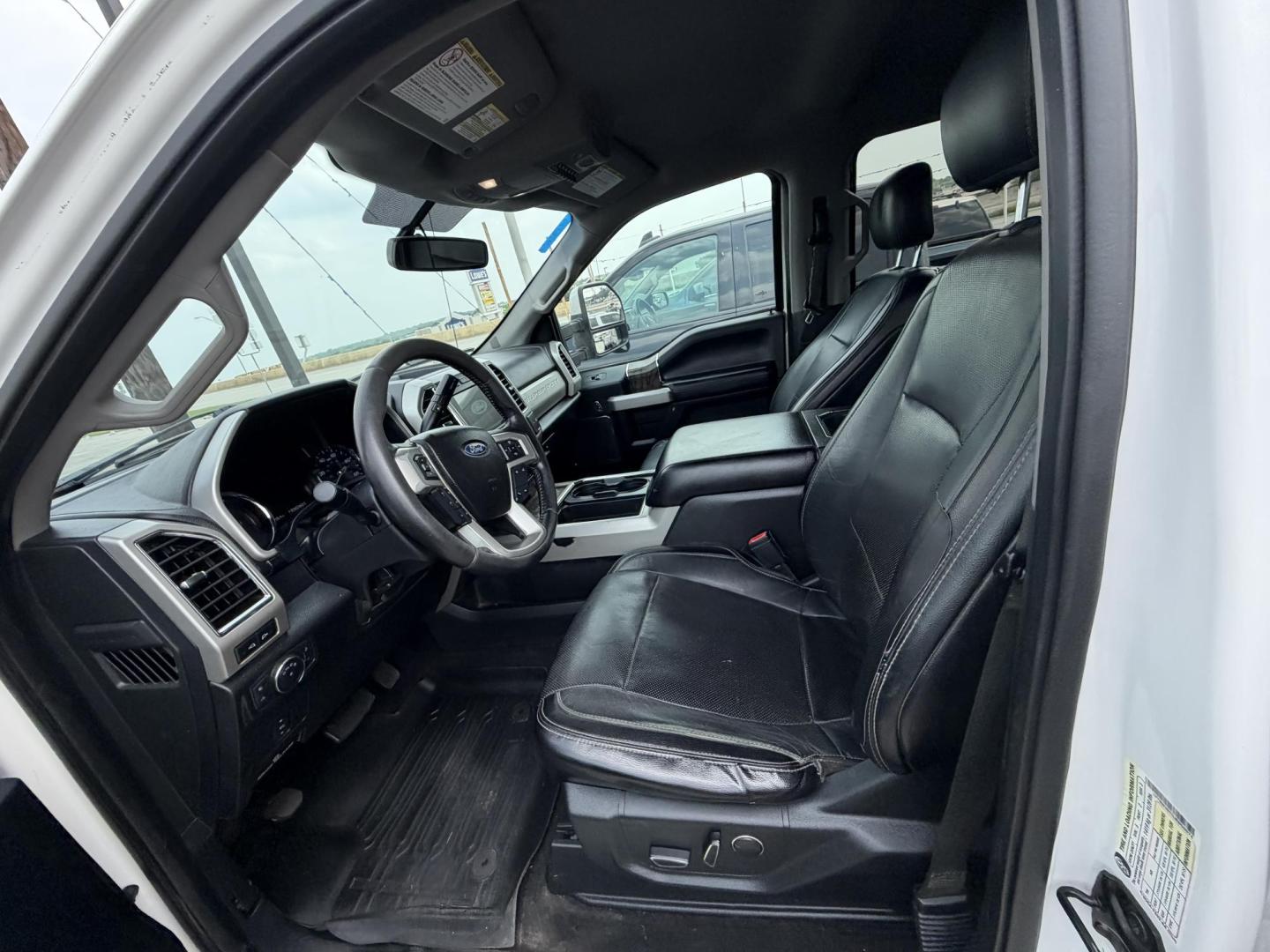 2018 White Ford F-350 SD Lariat Crew Cab 4WD (1FT8W3BT0JE) with an 6.7L V8 OHV 16V DIESEL engine, 6A transmission, located at 1687 Business 35 S, New Braunfels, TX, 78130, (830) 625-7159, 29.655487, -98.051491 - Photo#13