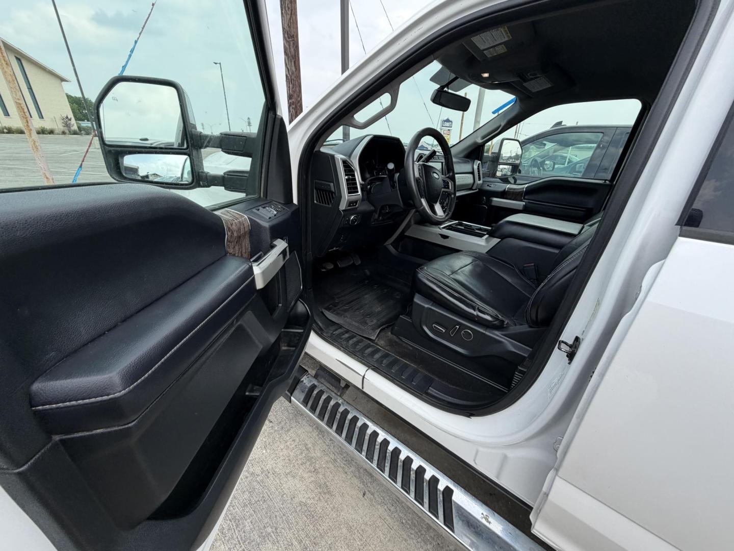 2018 White Ford F-350 SD Lariat Crew Cab 4WD (1FT8W3BT0JE) with an 6.7L V8 OHV 16V DIESEL engine, 6A transmission, located at 1687 Business 35 S, New Braunfels, TX, 78130, (830) 625-7159, 29.655487, -98.051491 - Photo#12