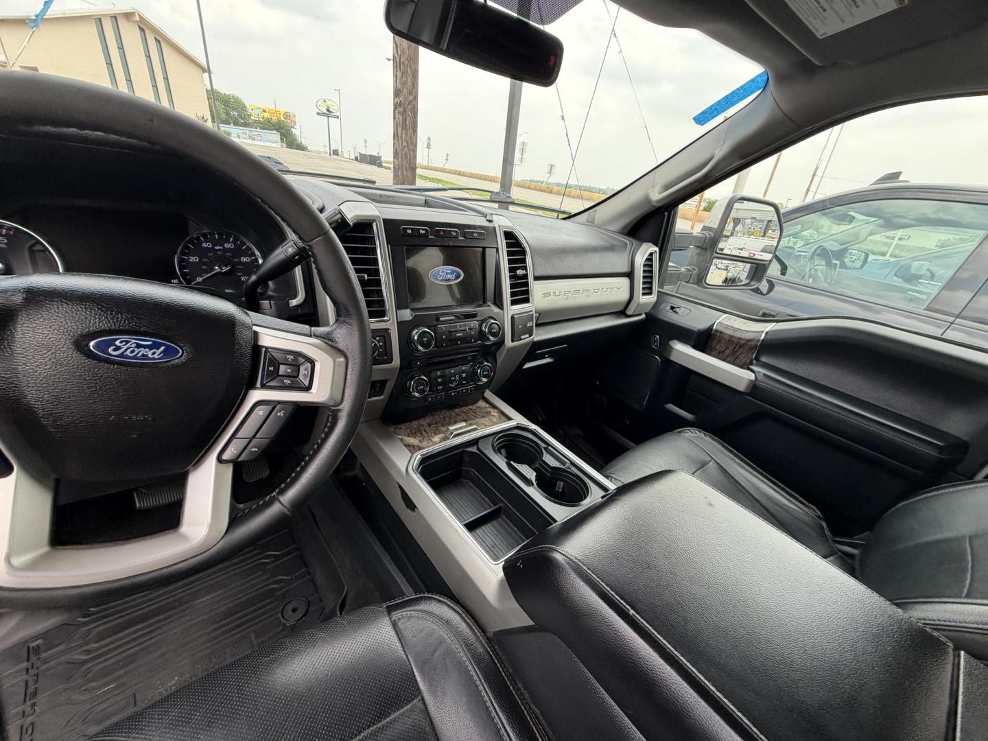 2018 White Ford F-350 SD Lariat Crew Cab 4WD (1FT8W3BT0JE) with an 6.7L V8 OHV 16V DIESEL engine, 6A transmission, located at 1687 Business 35 S, New Braunfels, TX, 78130, (830) 625-7159, 29.655487, -98.051491 - Photo#15