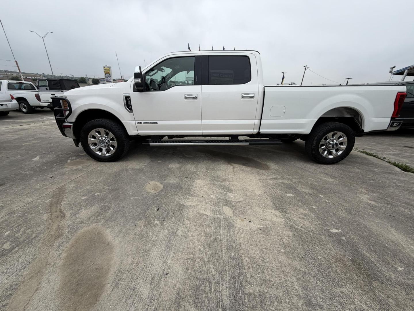 2018 White Ford F-350 SD Lariat Crew Cab 4WD (1FT8W3BT0JE) with an 6.7L V8 OHV 16V DIESEL engine, 6A transmission, located at 1687 Business 35 S, New Braunfels, TX, 78130, (830) 625-7159, 29.655487, -98.051491 - Photo#2