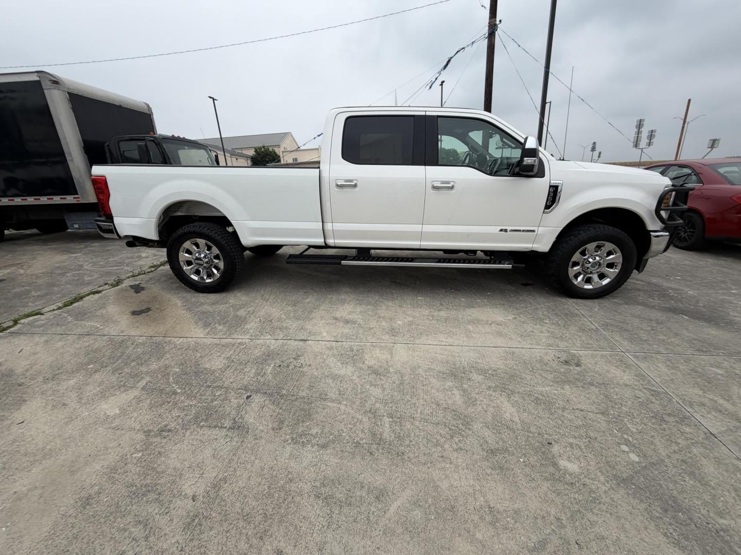 2018 White Ford F-350 SD Lariat Crew Cab 4WD (1FT8W3BT0JE) with an 6.7L V8 OHV 16V DIESEL engine, 6A transmission, located at 1687 Business 35 S, New Braunfels, TX, 78130, (830) 625-7159, 29.655487, -98.051491 - Photo#3