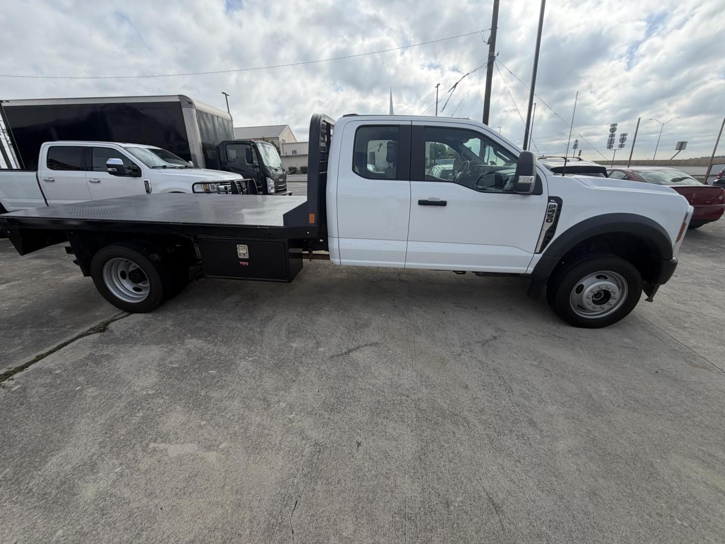 2024 White Ford F-450 SD SuperCab DRW 4WD (1FD0X4HNXRE) with an 7.3L V8 OHV 16V engine, located at 1687 Business 35 S, New Braunfels, TX, 78130, (830) 625-7159, 29.655487, -98.051491 - Photo#2