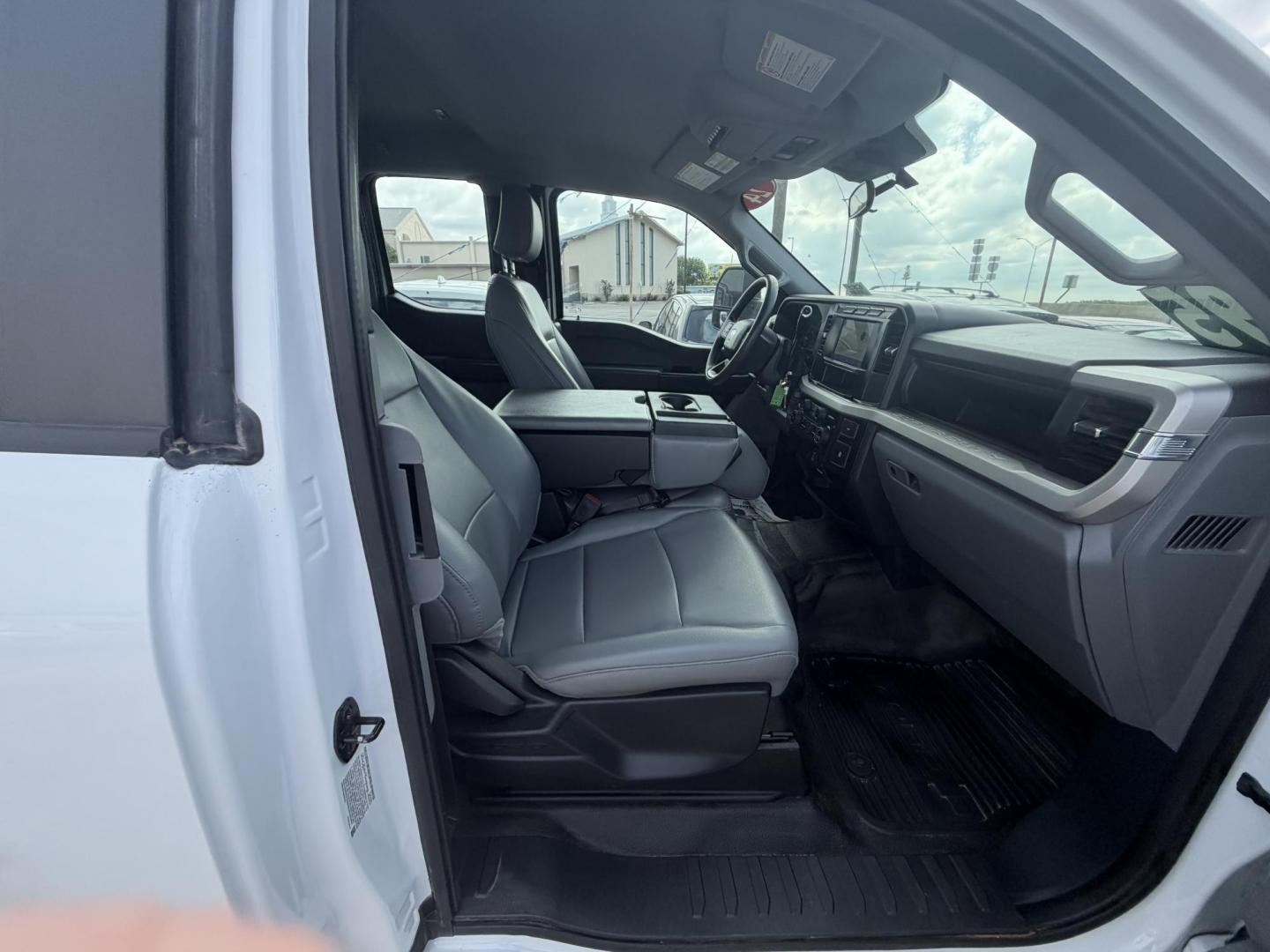 2024 White Ford F-450 SD SuperCab DRW 4WD (1FD0X4HNXRE) with an 7.3L V8 OHV 16V engine, located at 1687 Business 35 S, New Braunfels, TX, 78130, (830) 625-7159, 29.655487, -98.051491 - Photo#3