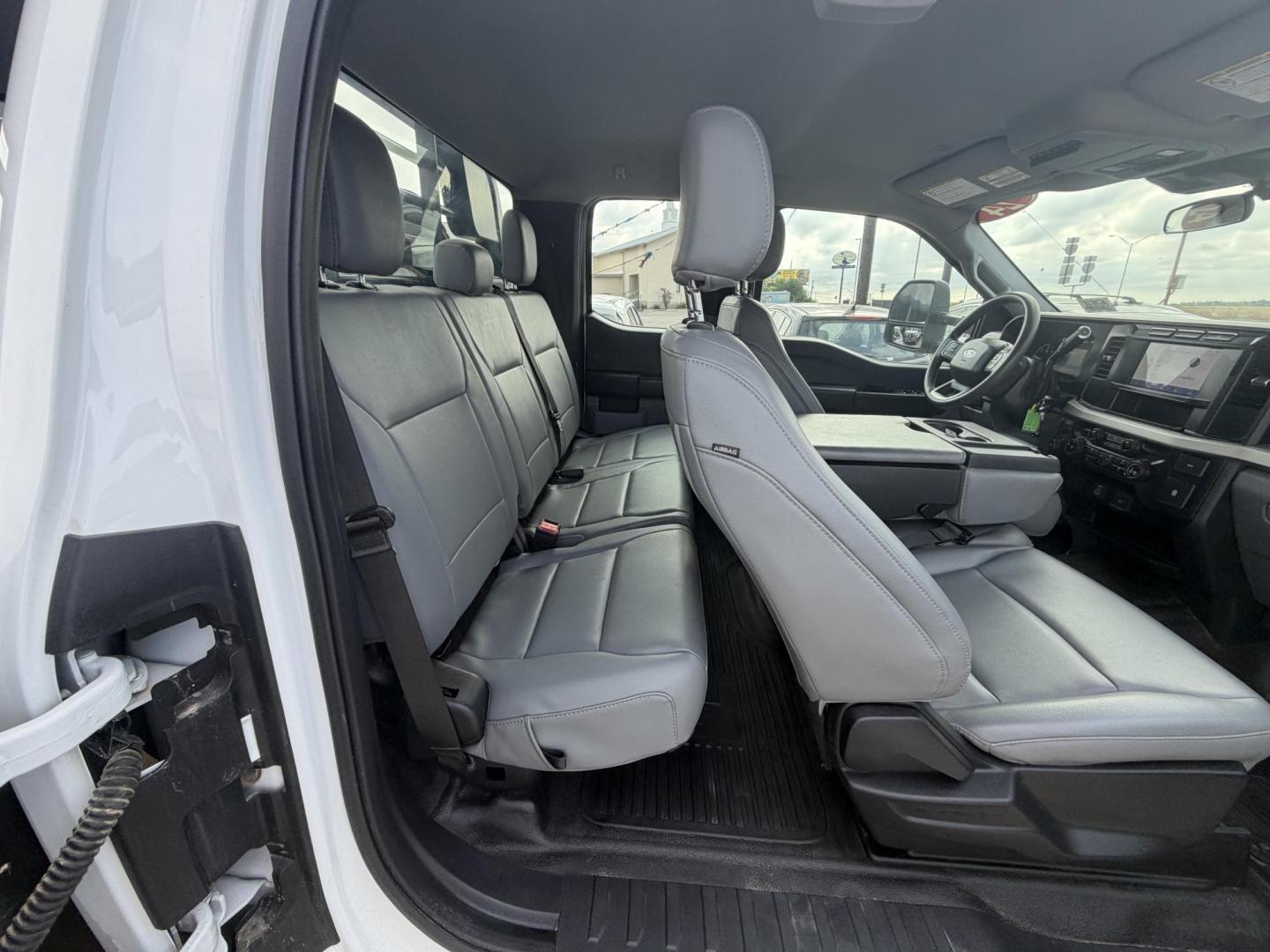 2024 White Ford F-450 SD SuperCab DRW 4WD (1FD0X4HNXRE) with an 7.3L V8 OHV 16V engine, located at 1687 Business 35 S, New Braunfels, TX, 78130, (830) 625-7159, 29.655487, -98.051491 - Photo#5