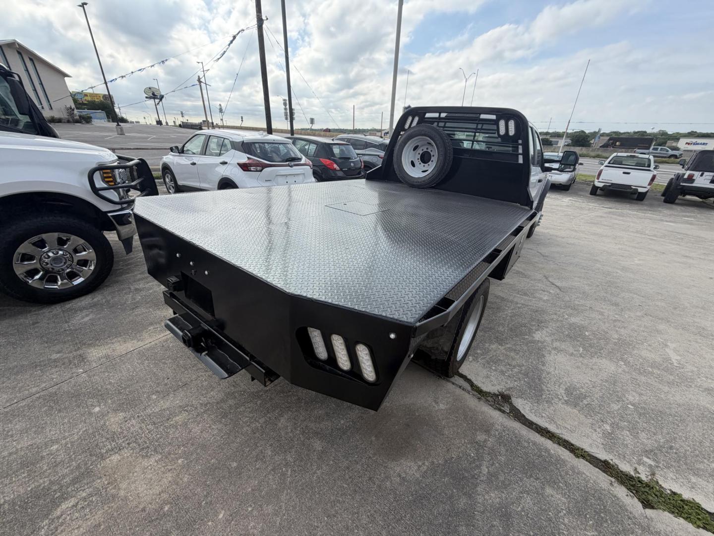 2024 White Ford F-450 SD SuperCab DRW 4WD (1FD0X4HNXRE) with an 7.3L V8 OHV 16V engine, located at 1687 Business 35 S, New Braunfels, TX, 78130, (830) 625-7159, 29.655487, -98.051491 - Photo#6