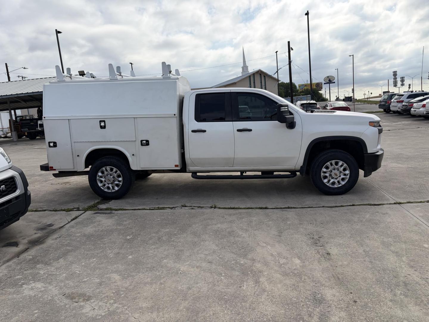 2021 Chevrolet Silverado 3500HD Work Truck Double Cab 2WD (1GB5WRE77MF) with an 6.6L V8 OHV 32V engine, 6A transmission, located at 1687 Business 35 S, New Braunfels, TX, 78130, (830) 625-7159, 29.655487, -98.051491 - Photo#2