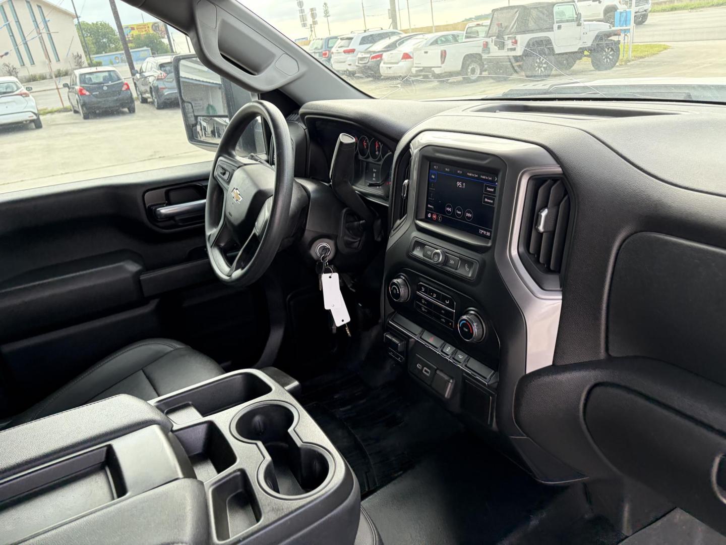 2021 Chevrolet Silverado 3500HD Work Truck Double Cab 2WD (1GB5WRE77MF) with an 6.6L V8 OHV 32V engine, 6A transmission, located at 1687 Business 35 S, New Braunfels, TX, 78130, (830) 625-7159, 29.655487, -98.051491 - Photo#4