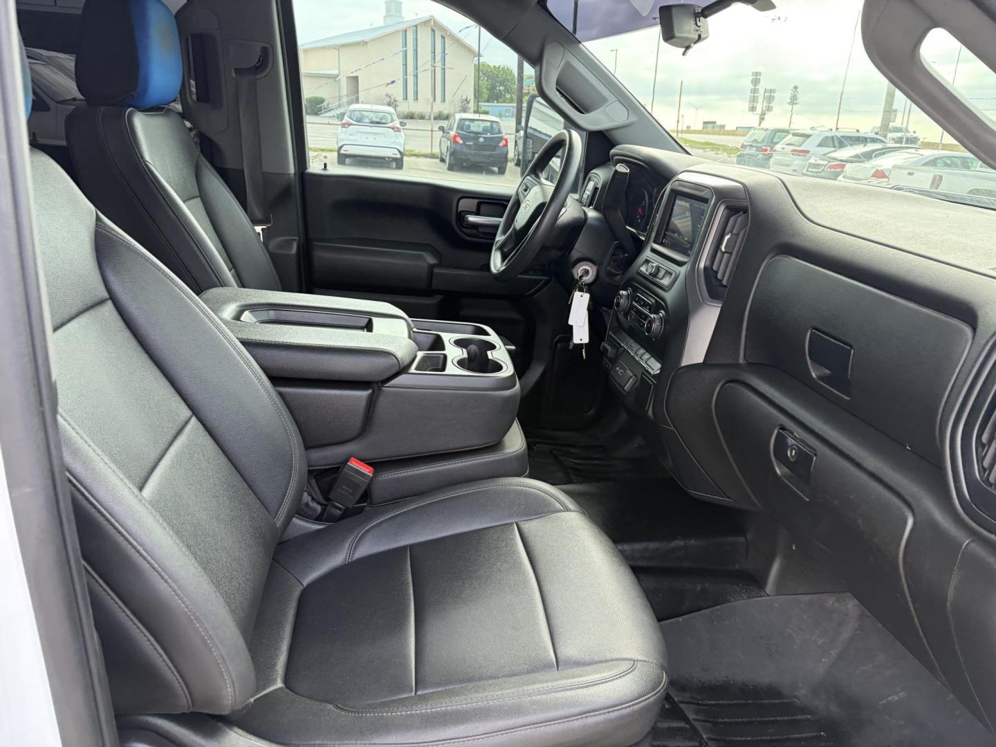 2021 Chevrolet Silverado 3500HD Work Truck Double Cab 2WD (1GB5WRE77MF) with an 6.6L V8 OHV 32V engine, 6A transmission, located at 1687 Business 35 S, New Braunfels, TX, 78130, (830) 625-7159, 29.655487, -98.051491 - Photo#3