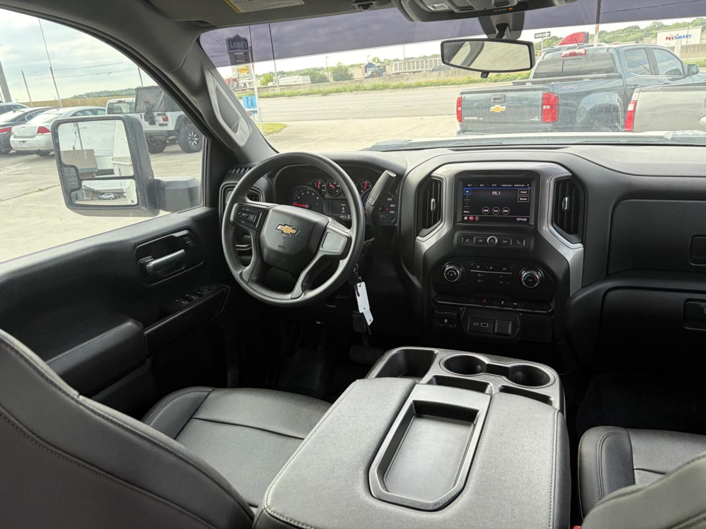 2021 Chevrolet Silverado 3500HD Work Truck Double Cab 2WD (1GB5WRE77MF) with an 6.6L V8 OHV 32V engine, 6A transmission, located at 1687 Business 35 S, New Braunfels, TX, 78130, (830) 625-7159, 29.655487, -98.051491 - Photo#6